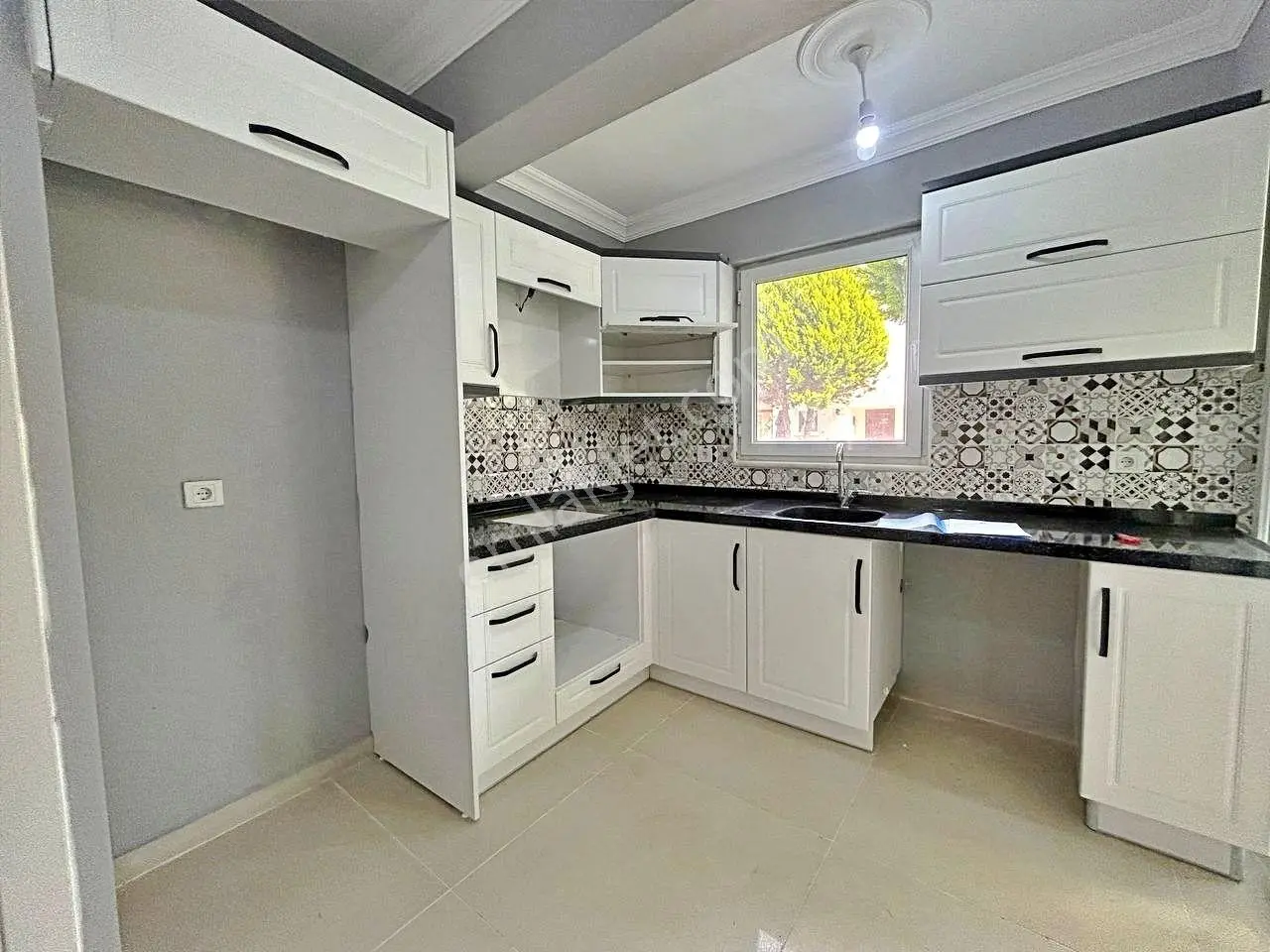 Uytundan Akçay'da Denize 400 Metre 3+1 Bahçeli Satılık Villa — fotoğraf 9