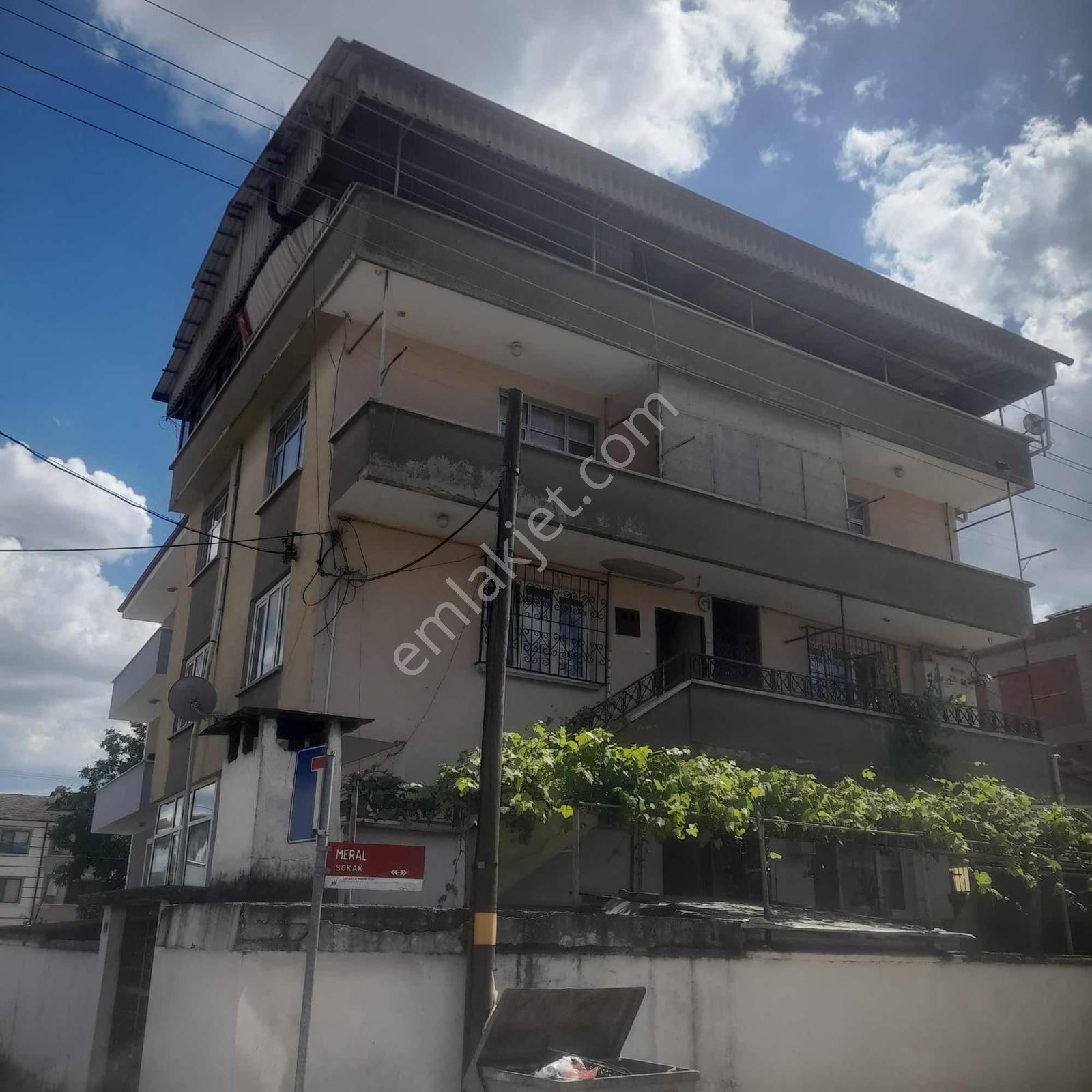Sakarya Mahallesinde Ara Kat 2+1 100 M2 Satılık Daire