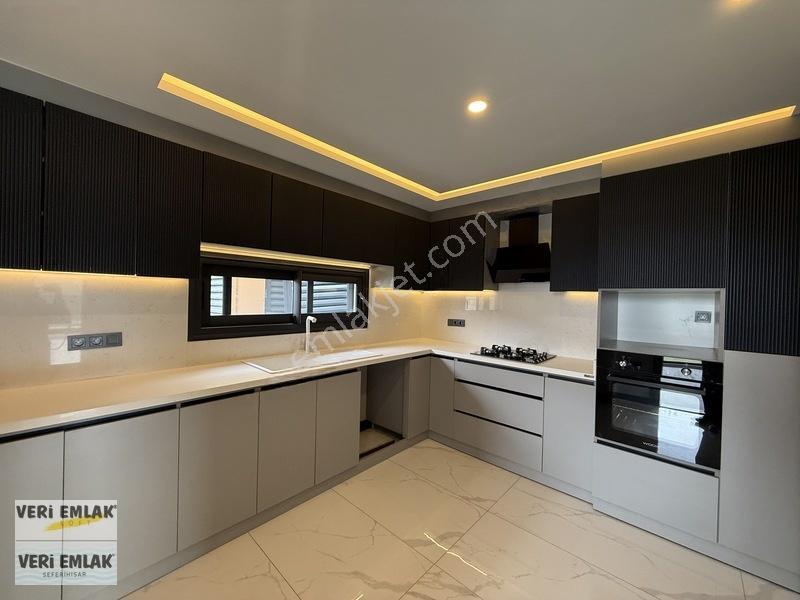 Veri'Den Bahçeşehir'De Havuzlu, Köşe Konum 5+1 Satılık Villa!