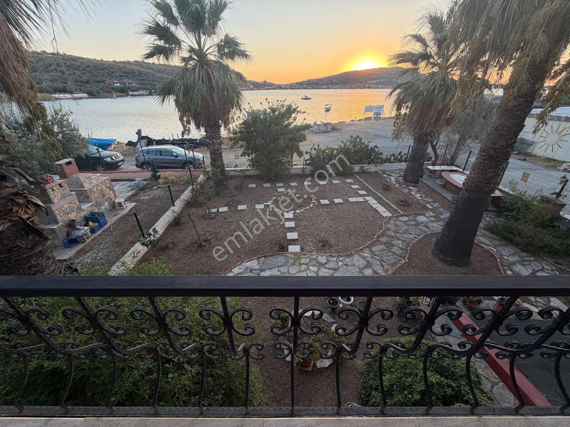 Ayvalık Cunda Da Satılık Villa.denize Sıfır.
