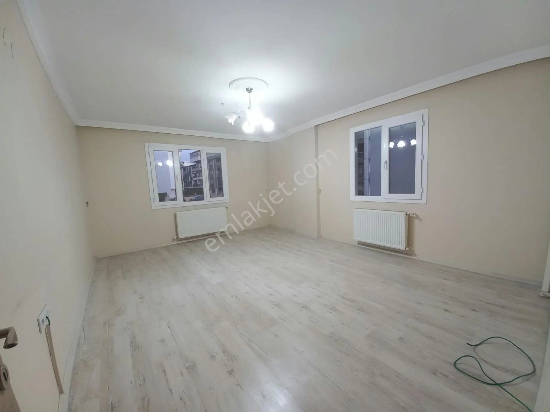 Bergama Değişen, Gelişen Bölge De Doğalgazlı Asansörlü Kapalı Mutfak 2+1 Ara Kat...