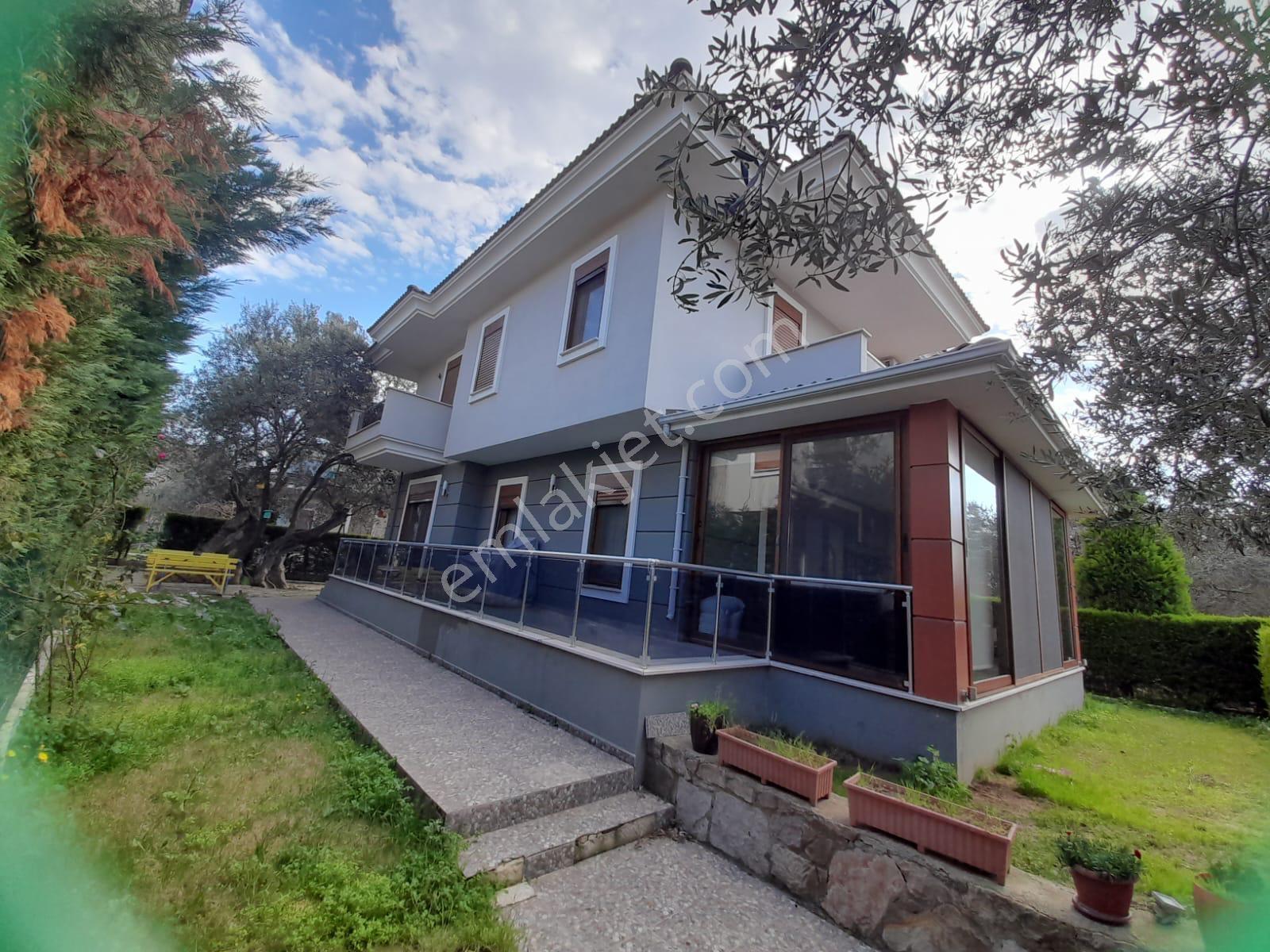 Ayvalık Çamlık Laka'da Havuzlu Sitede Dubleks Müstakil Villa