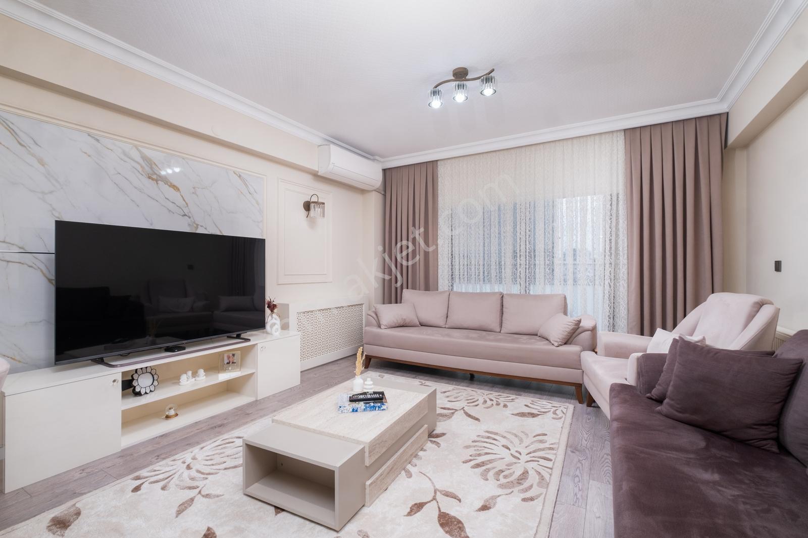 Remax Area Dan Balat Ta Satılık Arakat 3+1 İçi Yapılı Köşe Daire