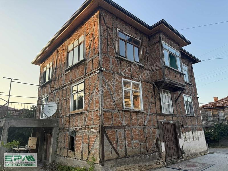 Akçakoca Merkezde Satılık 2 Katlı Ev Ve Arsası