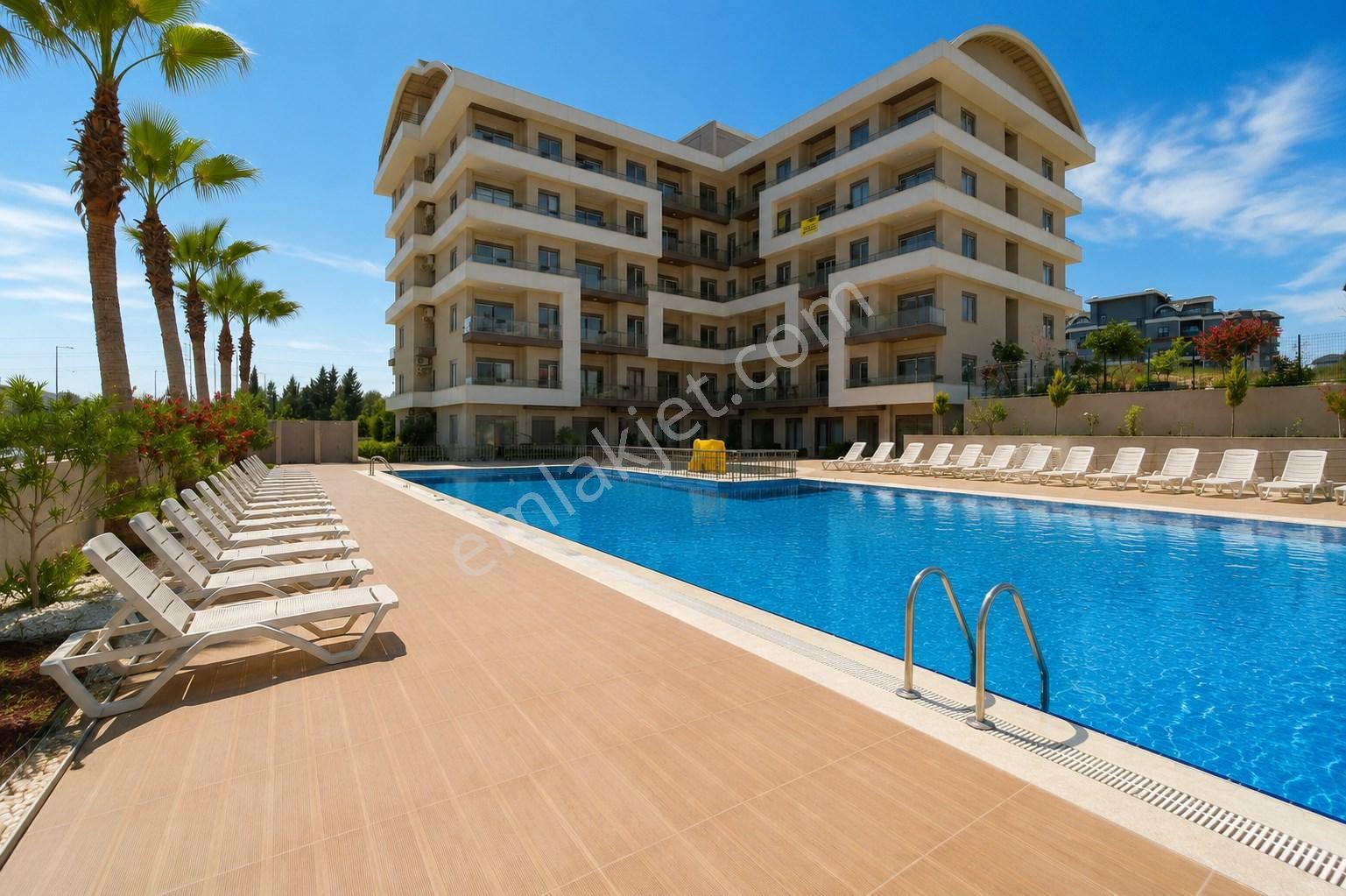 Alanya Avsallarda Havuz Manzaralı 1+1 Satılık Daire