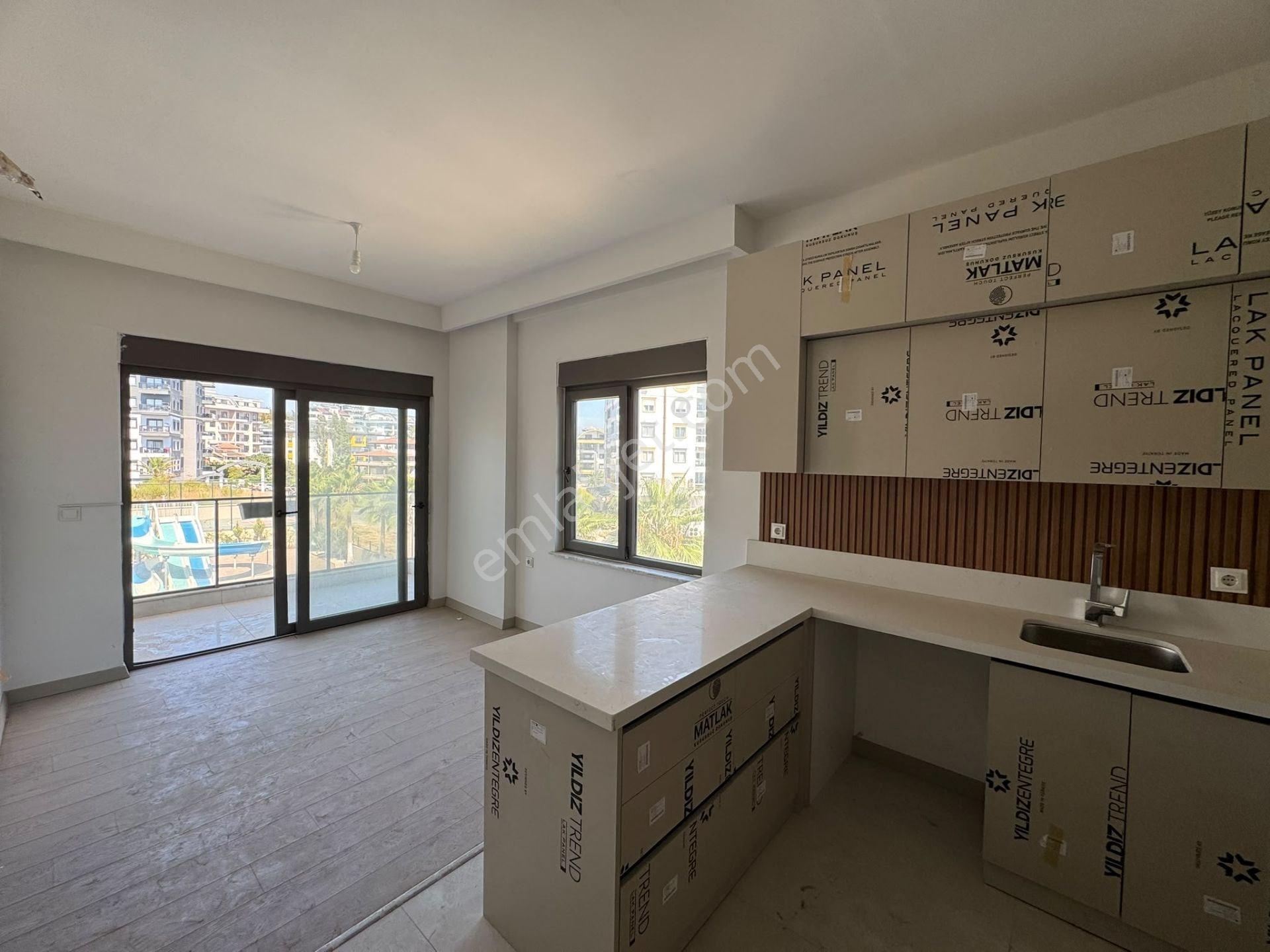 Alanya Avsallarda Havuz Manzaralı 1+1 Satılık Daire — fotoğraf 2