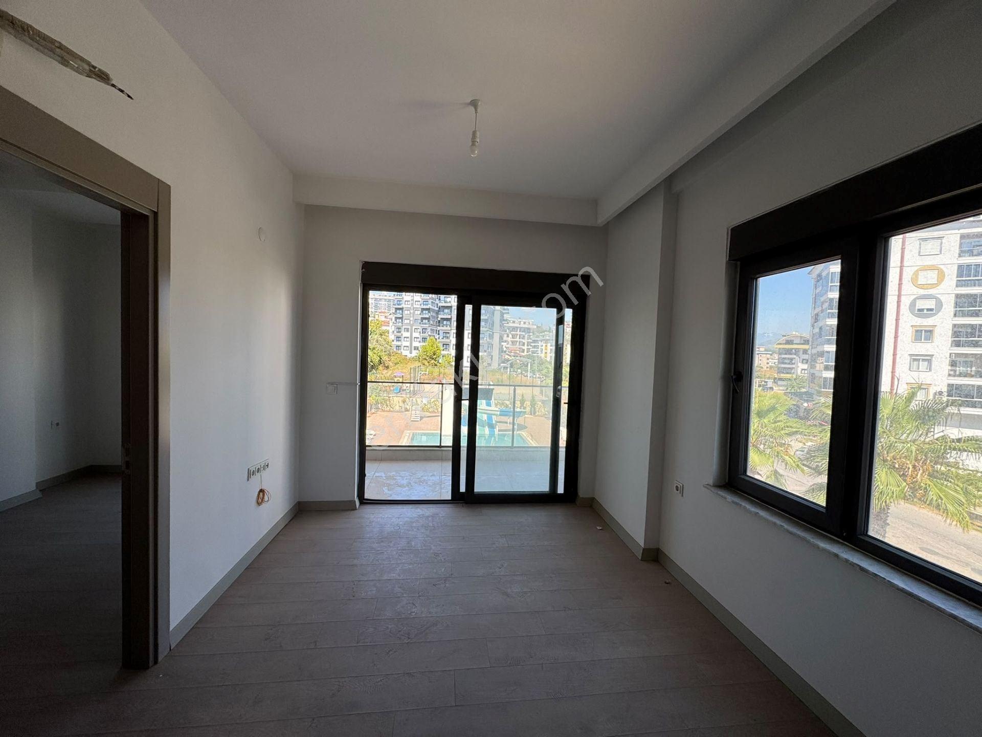 Alanya Avsallarda Havuz Manzaralı 1+1 Satılık Daire — fotoğraf 3