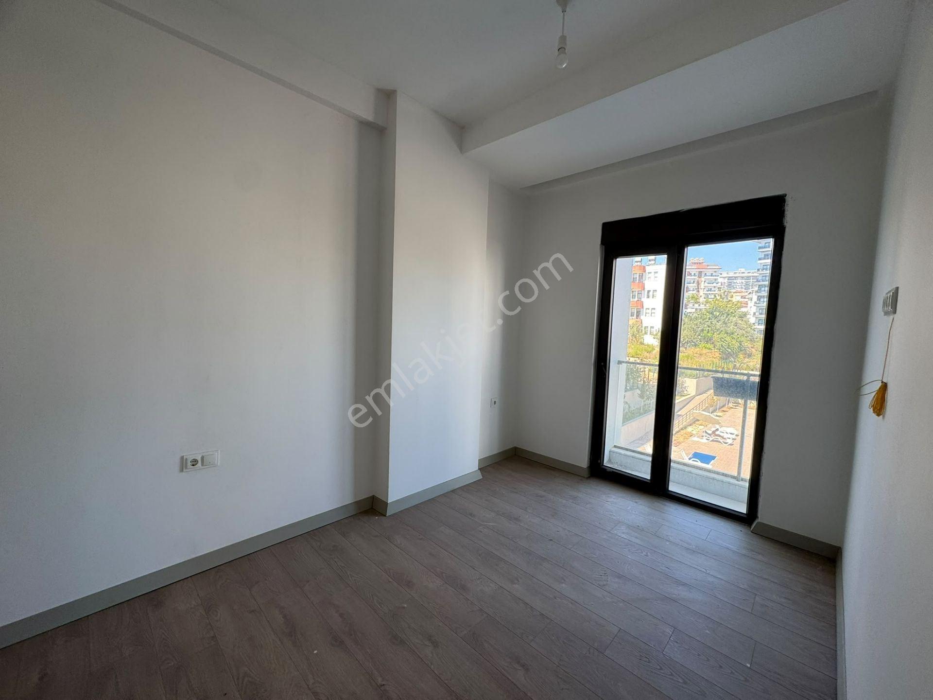 Alanya Avsallarda Havuz Manzaralı 1+1 Satılık Daire — fotoğraf 9