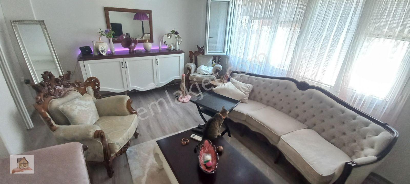 Küçükyalı' Da Ana Caddeye Yakın Satılık Daire — fotoğraf 2