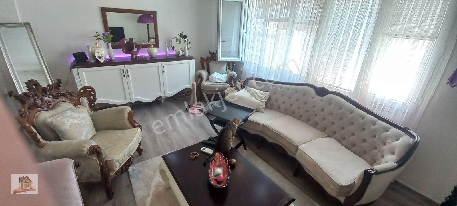Küçükyalı' Da Ana Caddeye Yakın Satılık Daire — fotoğraf 3