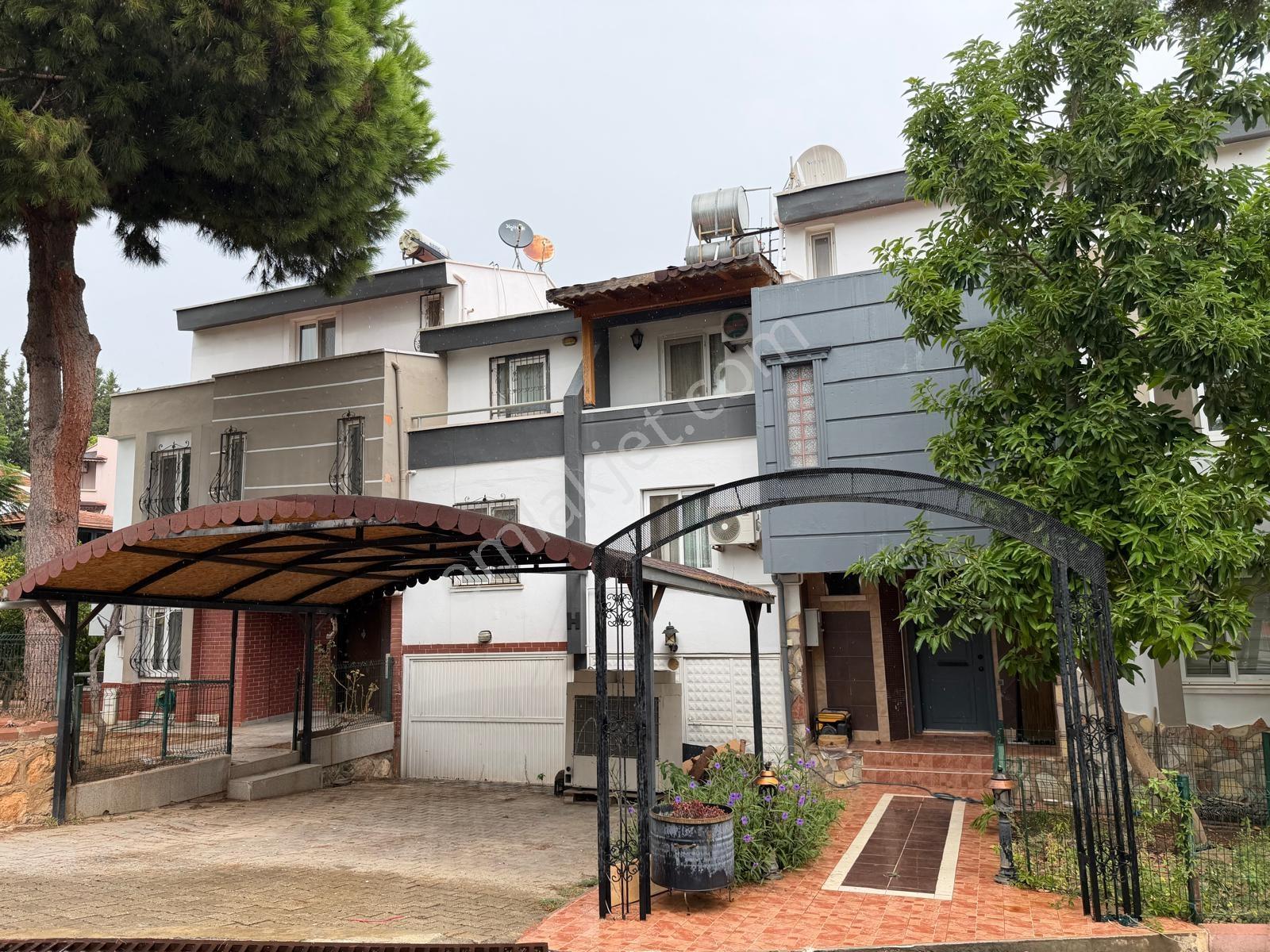 Remax Palm'den Vadikent Sit.'de 5+1 Tripleks Satılık Villa