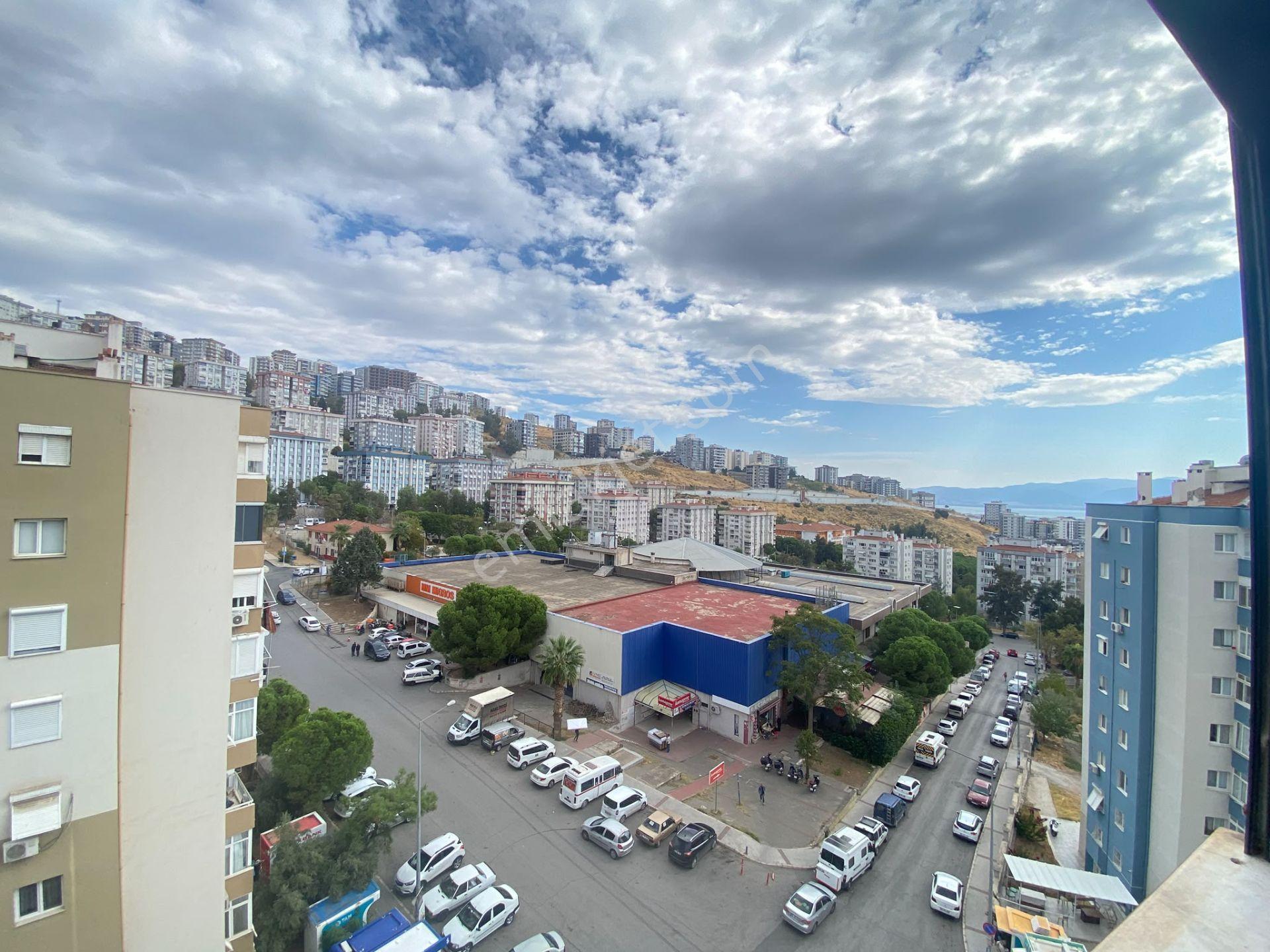 Çiğli Evka-5'te Tadilatlı 2+1 Köşe Cephe Satılık Daire