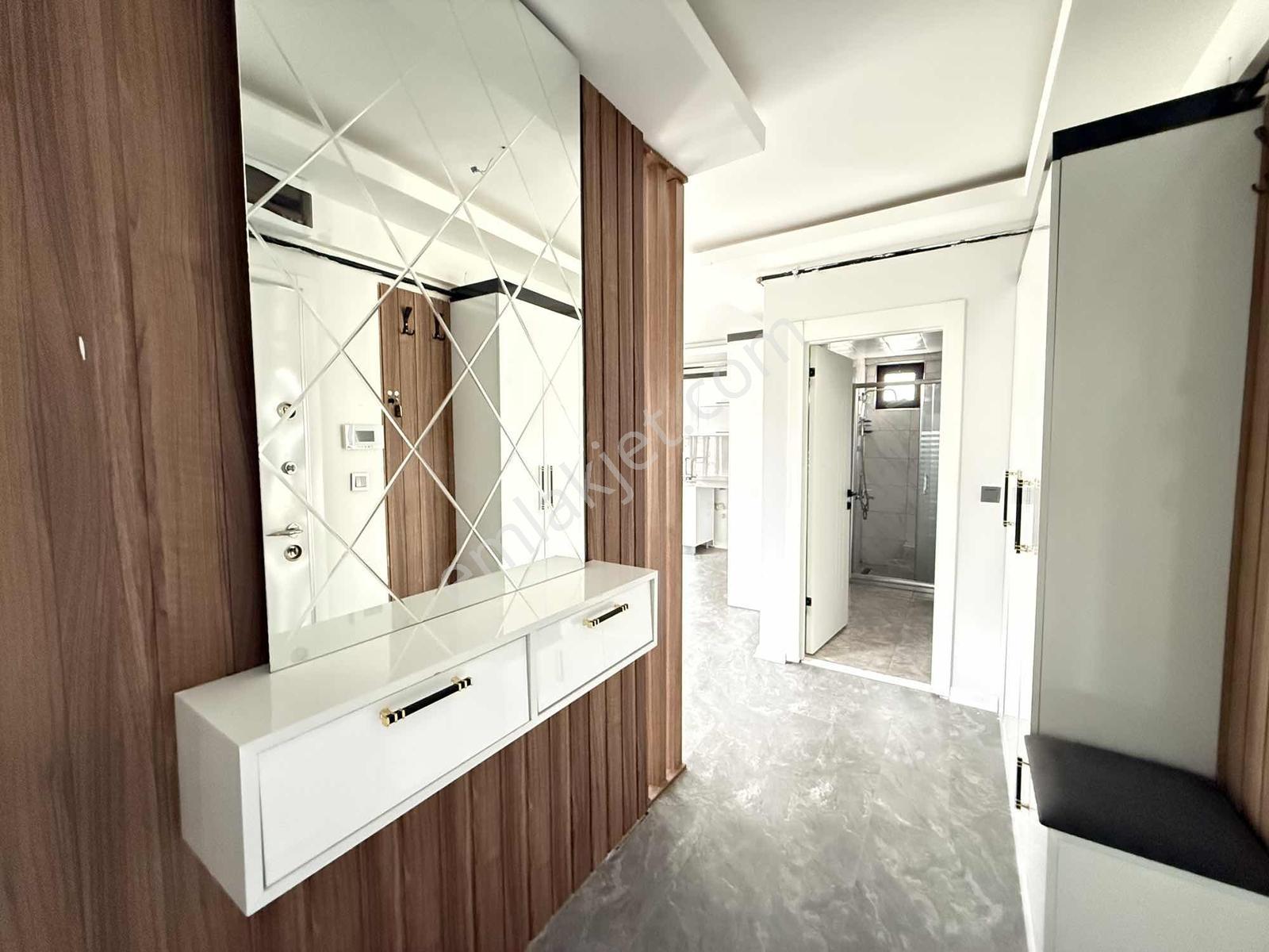 "alaçatı" İncek Bulvarda Geniş &şık Tasarım Cam Balkon 1+1 Daire
