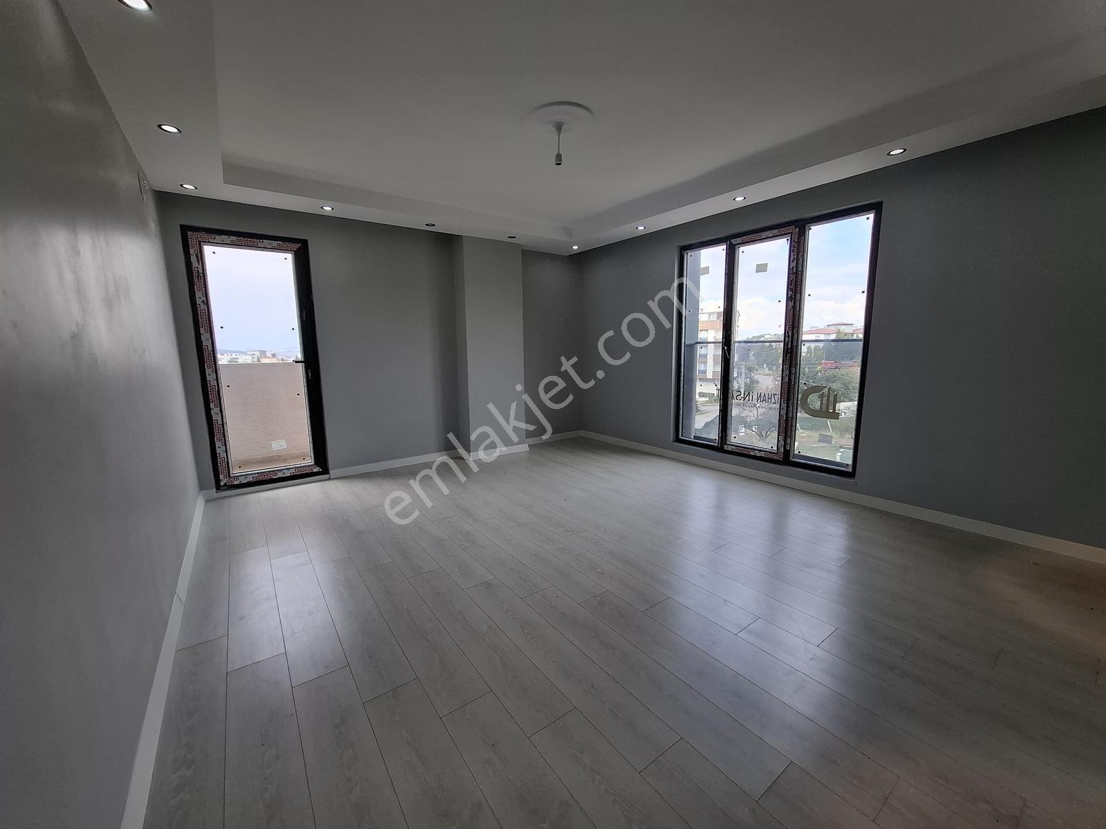 Çayırova Aksede Satılık 3+1 Ara Kat Daire — fotoğraf 3