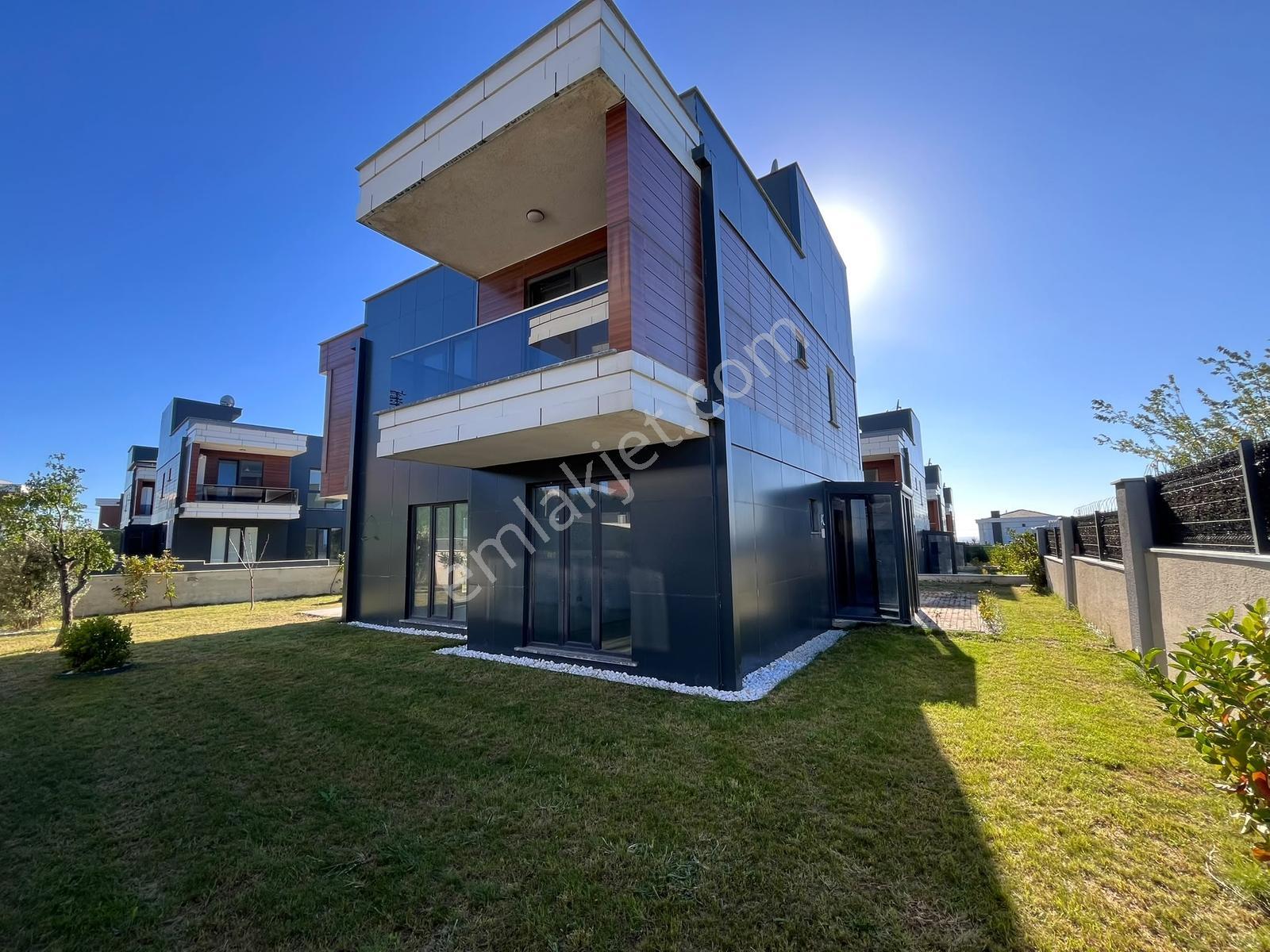 Silivri Ortaköyde Havuzlu Sitede | 250 M² Sıfır 4+1 Villa
