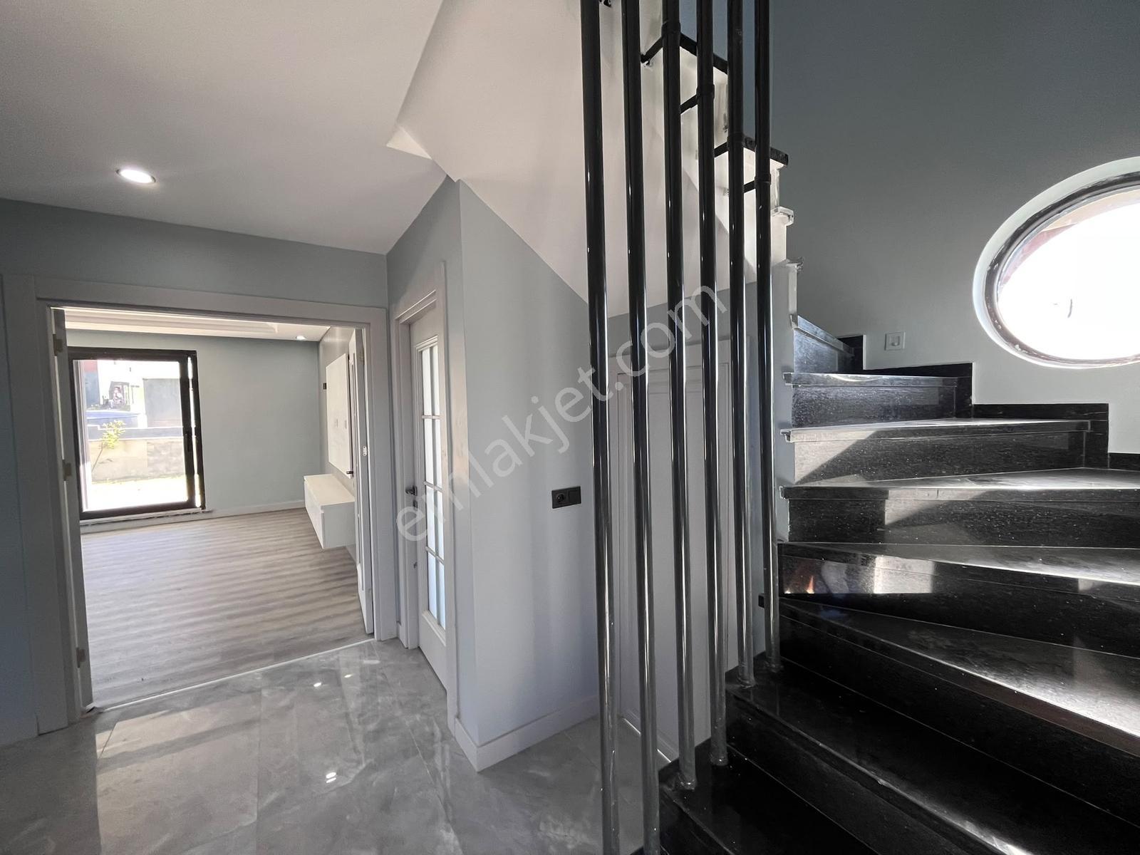 Silivri Ortaköyde Havuzlu Sitede | 250 M² Sıfır 4+1 Villa — fotoğraf 2