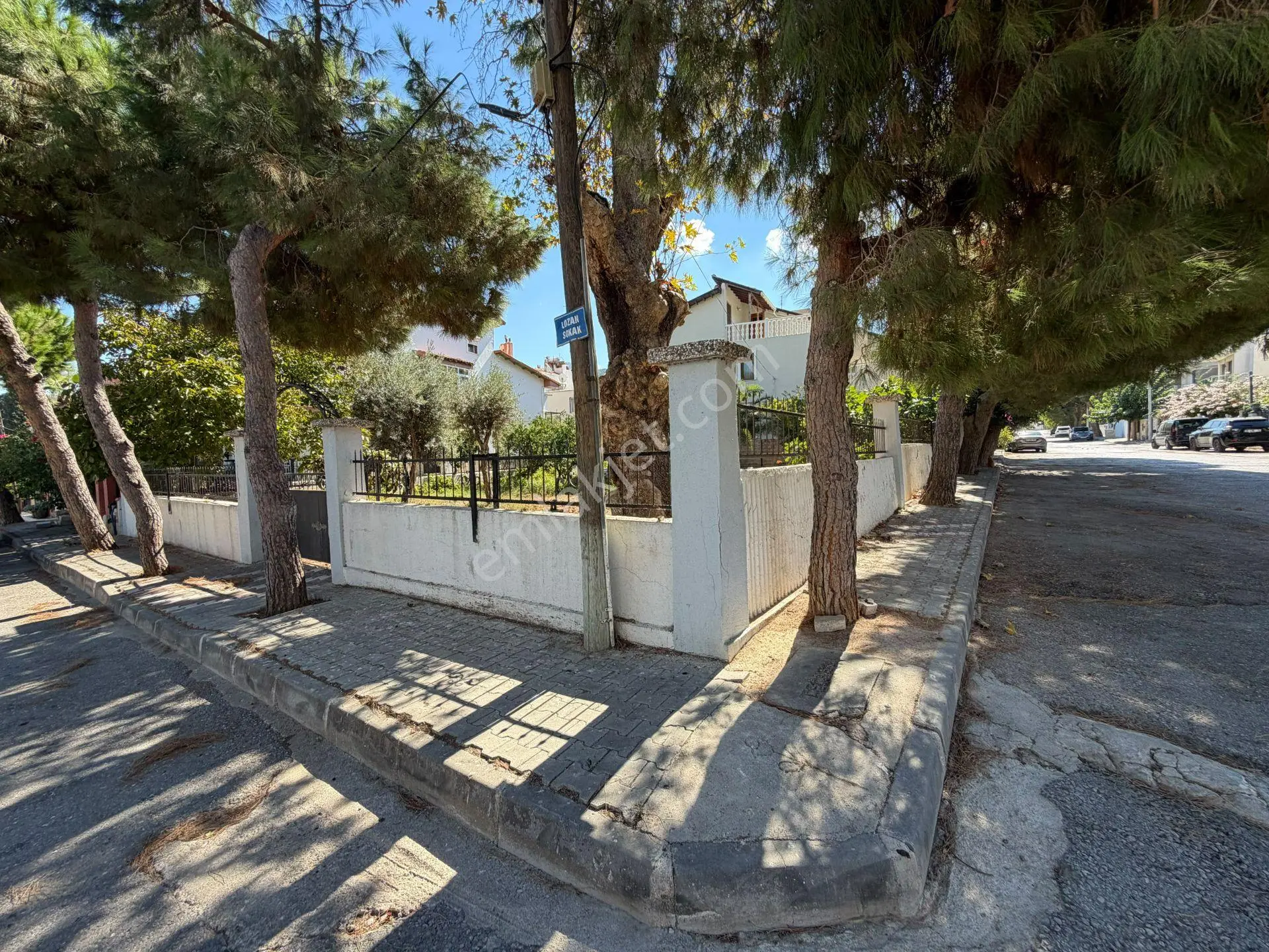 Narlıdere Limanreis'te Köşe Konumda 580m2 Bahçeli Ve Geniş Müstakil Ev — fotoğraf 2
