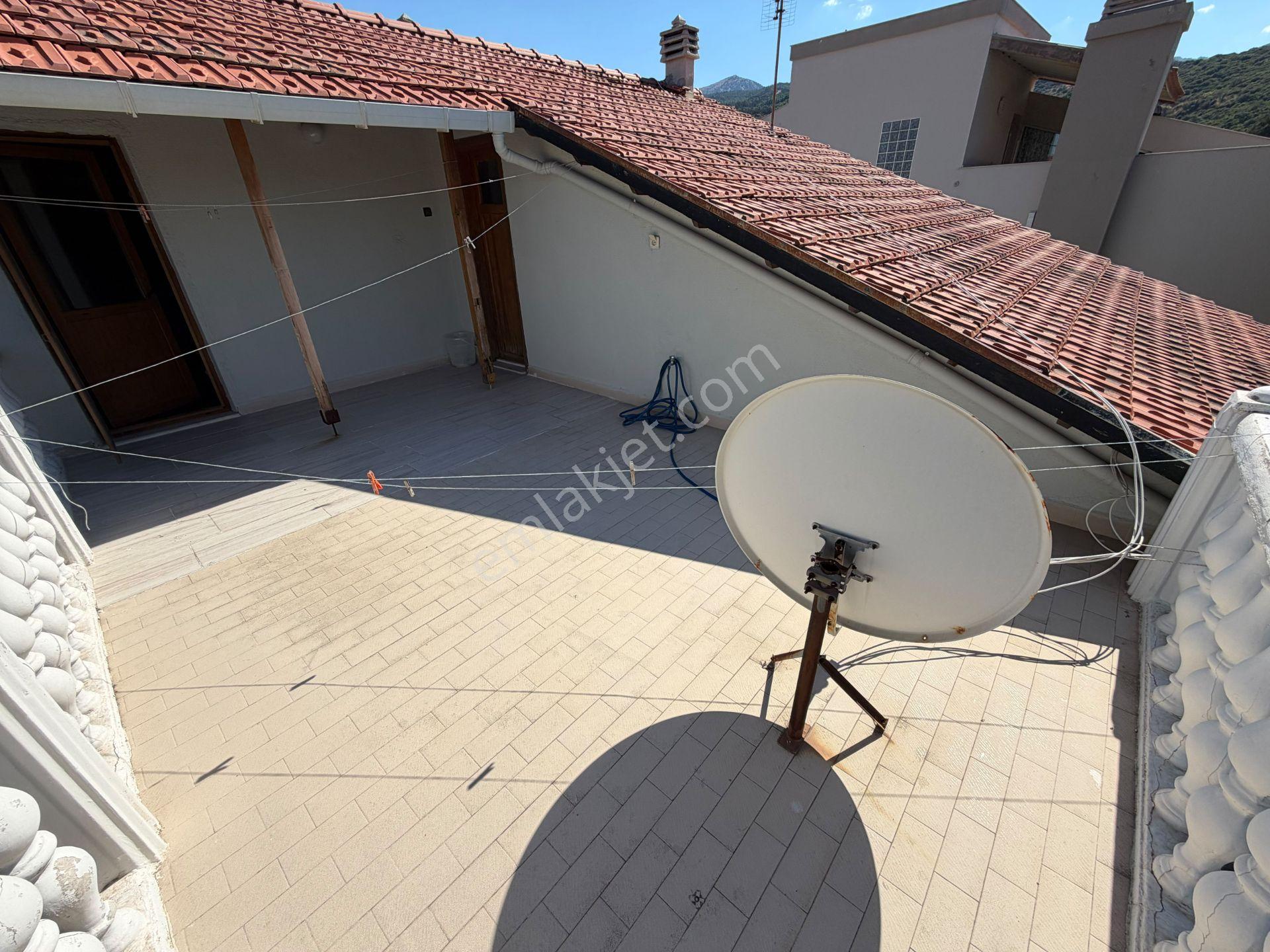 Narlıdere Limanreis'te Köşe Konumda 580m2 Bahçeli Ve Geniş Müstakil Ev — fotoğraf 26