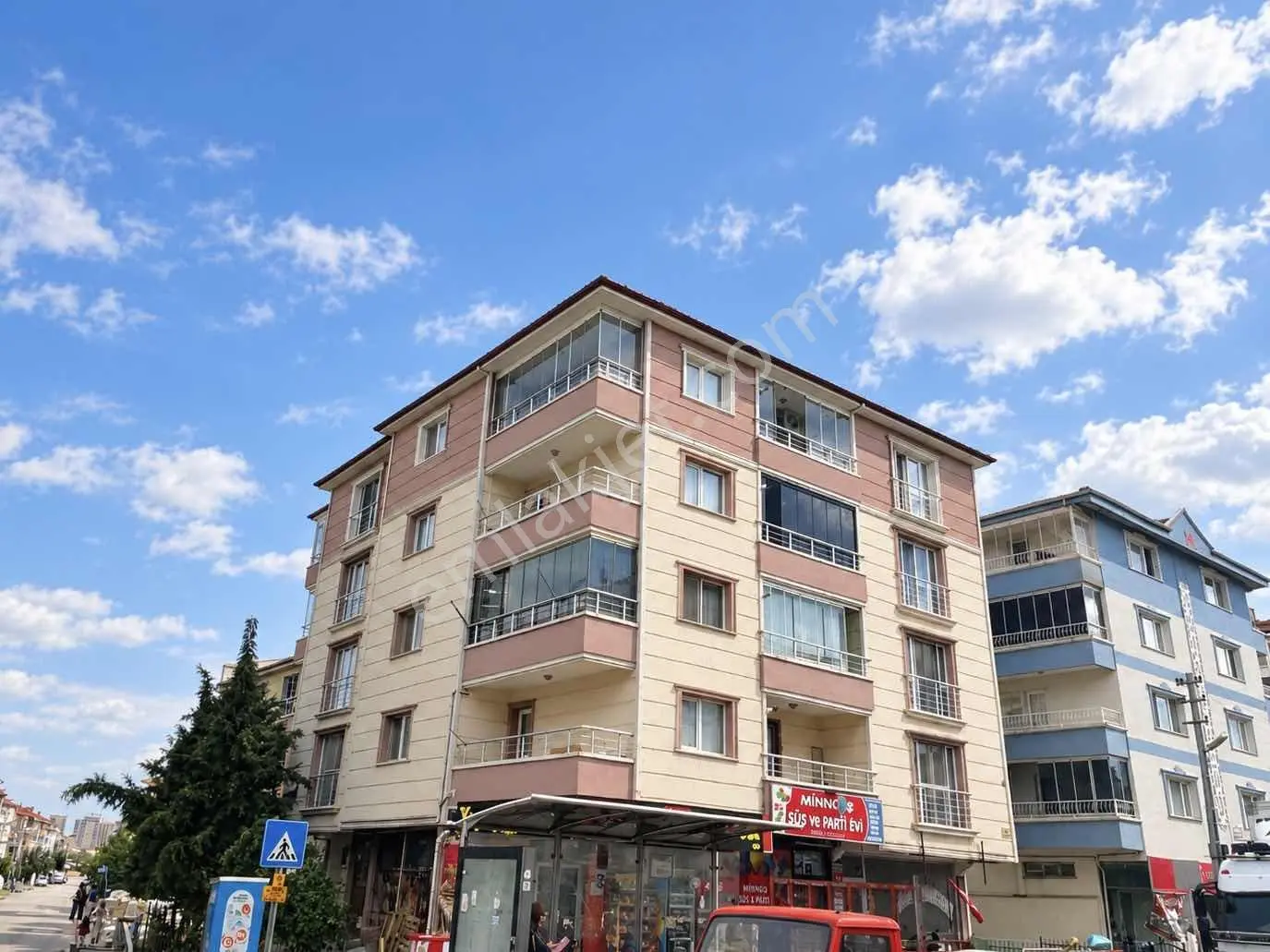 Menderes'Te Cadde Üzeri 3+1 Asansörlü Kapalı Otoparklı 2 Banyolu