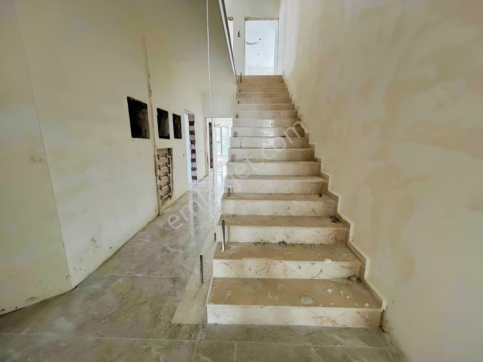 Bulvara Cephe Satılık 1+1 Daireler — fotoğraf 2