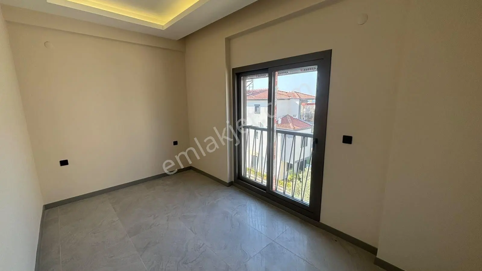 Kuşadası Davutlar'da Satılık 1+1 | Ormana Komşu Havuzlu Site — fotoğraf 3