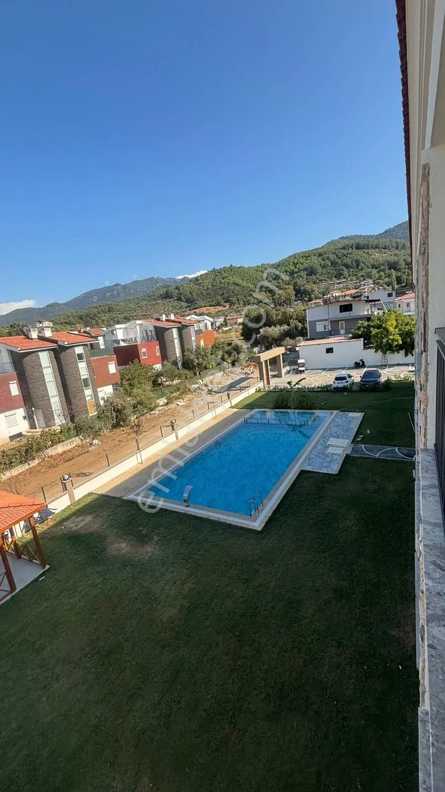 Kuşadası Davutlar'da Satılık 1+1 | Ormana Komşu Havuzlu Site — fotoğraf 4