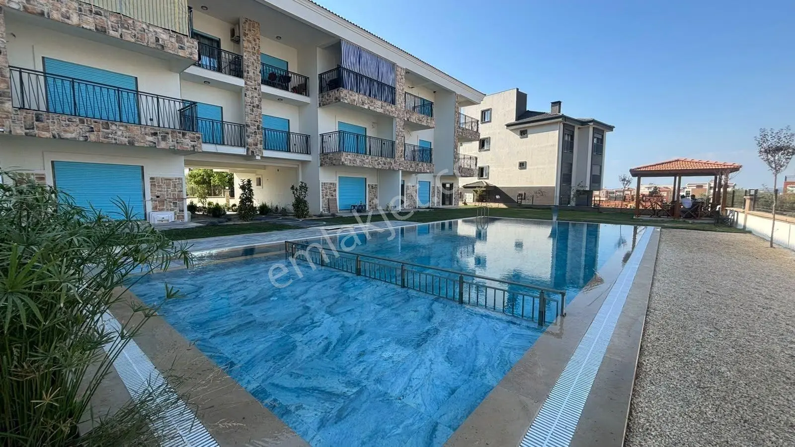 Kuşadası Davutlar'da Satılık 1+1 | Ormana Komşu Havuzlu Site — fotoğraf 5