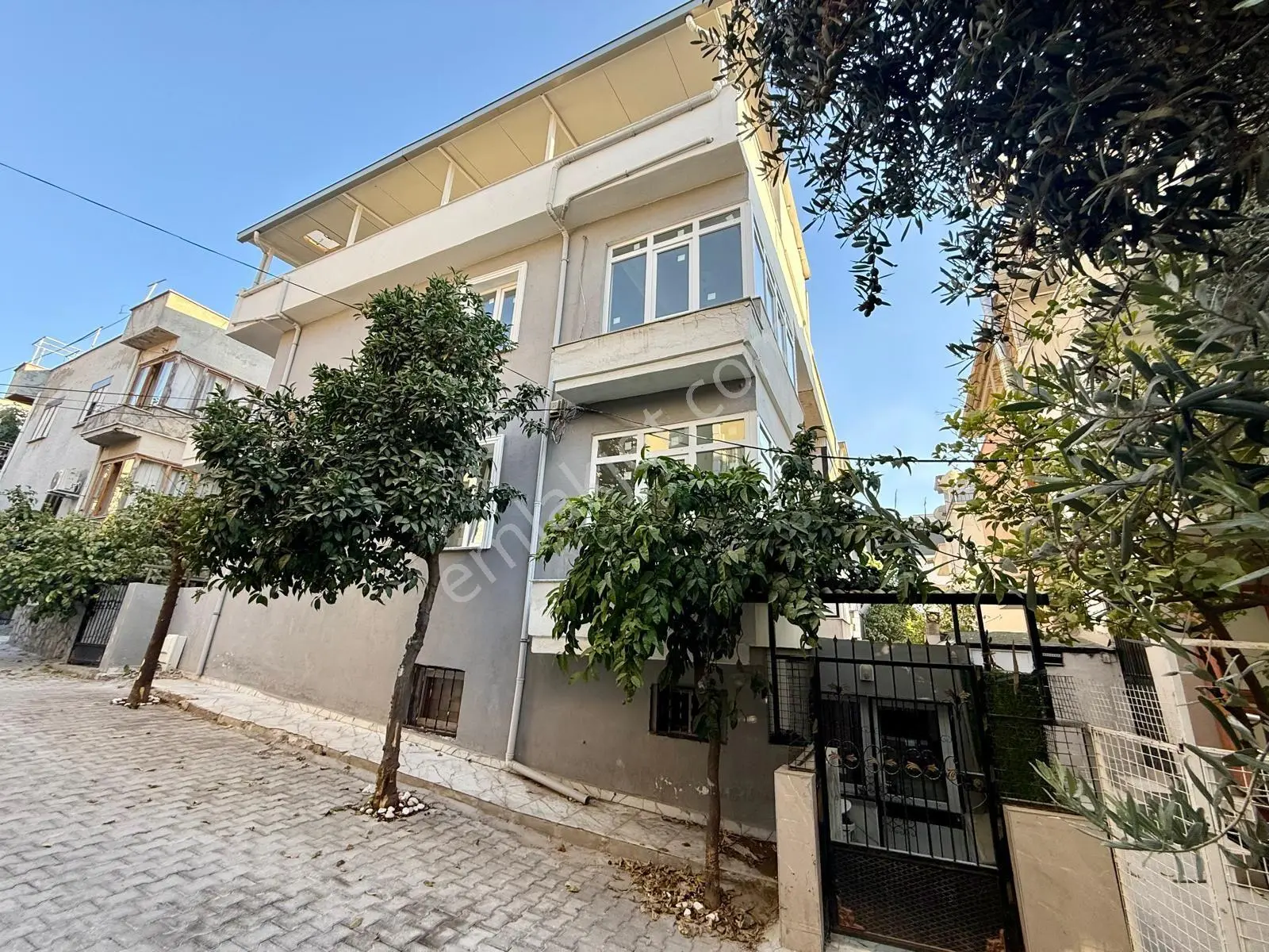 Kuşadasının Tam Merkezinde 5+2 Triplex Satılık Villa !!