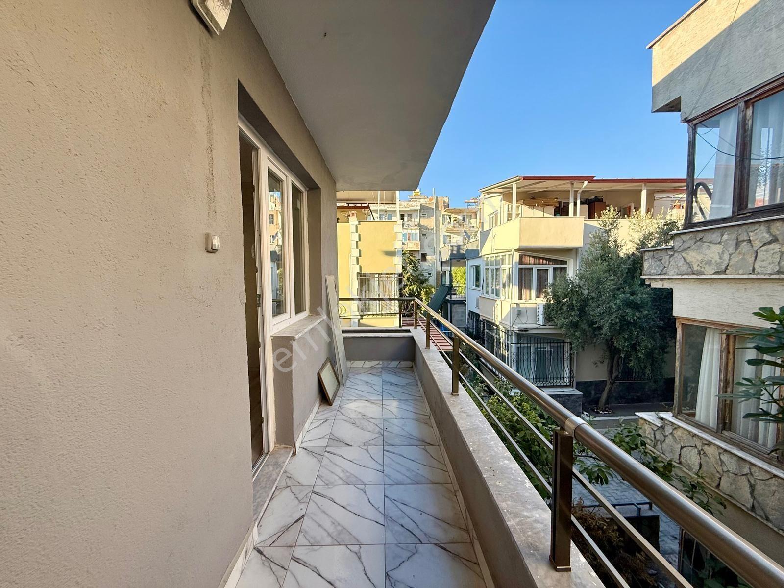 Kuşadasının Tam Merkezinde 5+2 Triplex Satılık Villa !! — fotoğraf 13