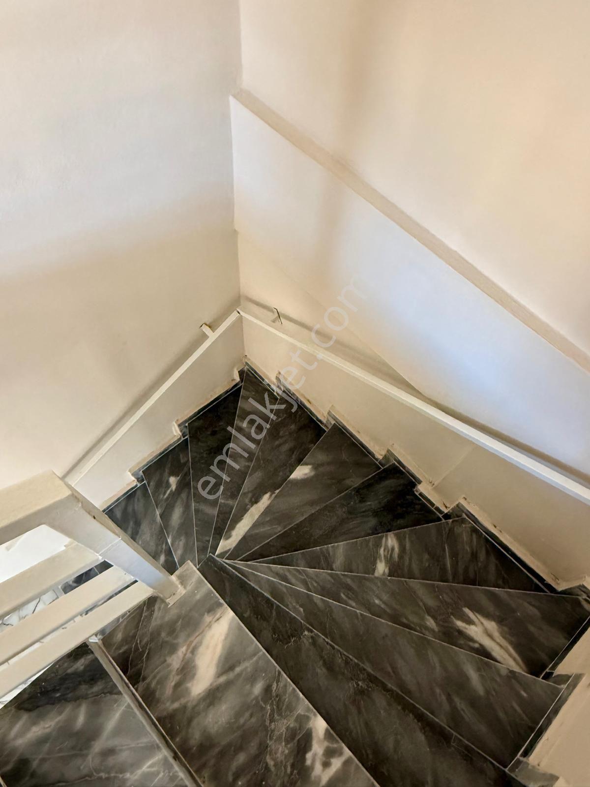 Kuşadasının Tam Merkezinde 5+2 Triplex Satılık Villa !! — fotoğraf 28