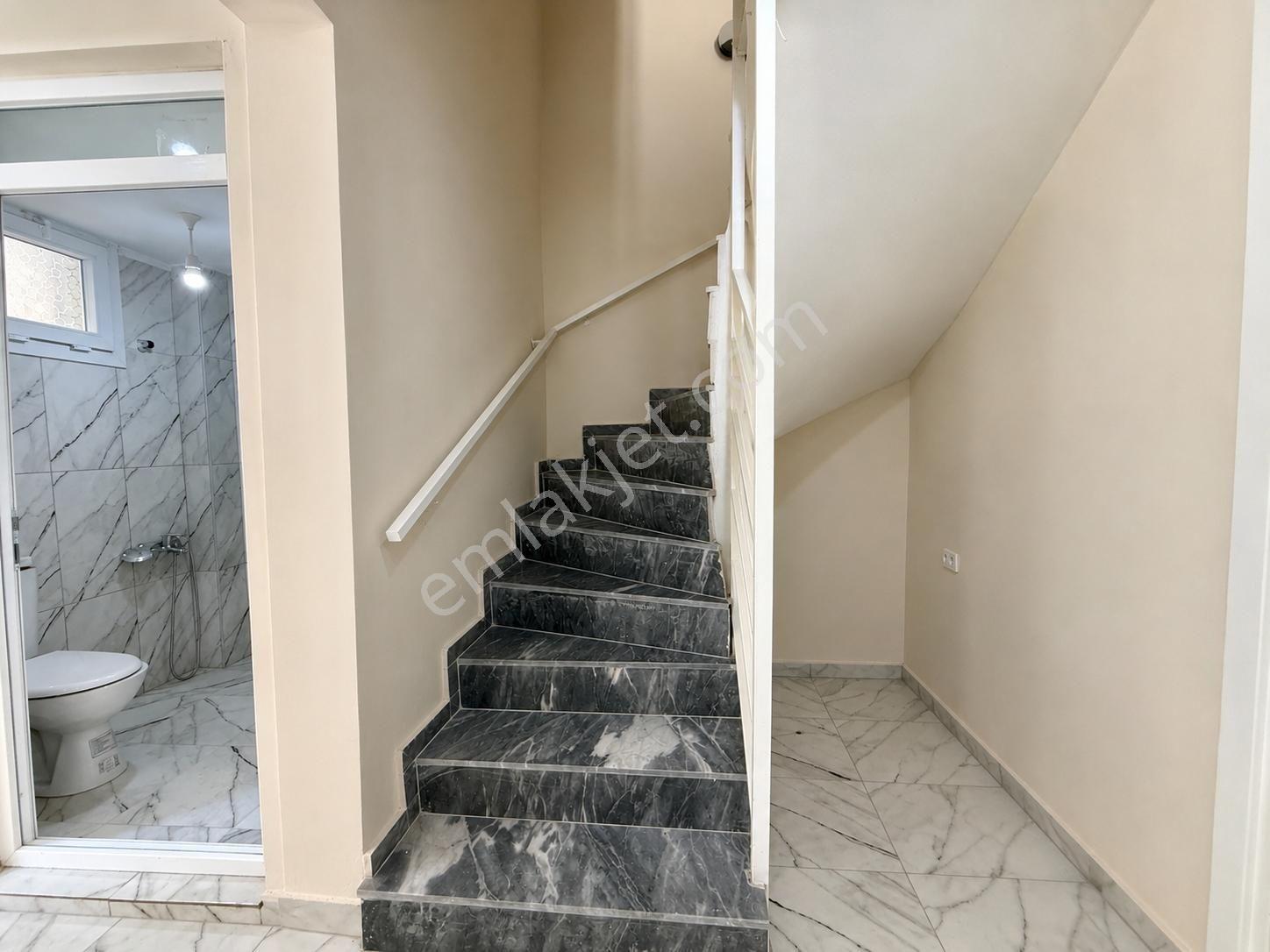Kuşadasının Tam Merkezinde 5+2 Triplex Satılık Villa !! — fotoğraf 35