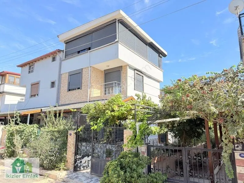 Ürkmez Doğanbey De Lüks Yapılı Geniş Ve Konforlu 3+1 Villa — fotoğraf 3