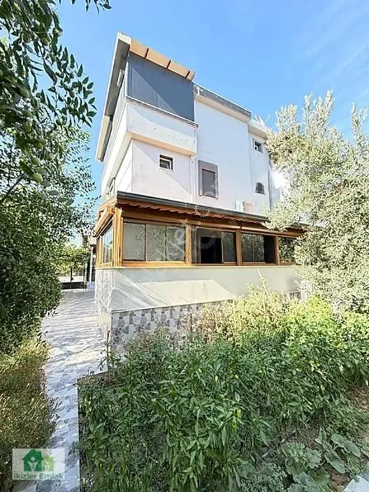 Ürkmez Doğanbey De Lüks Yapılı Geniş Ve Konforlu 3+1 Villa — fotoğraf 4