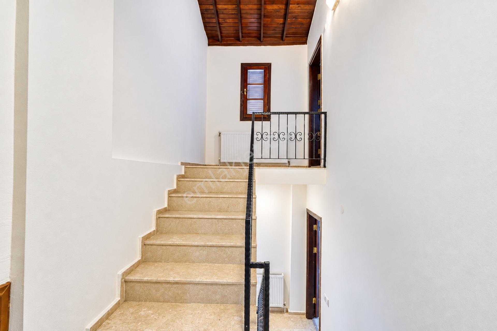 Kemalpaşa Tropikal Sitesinde Orman Manzaralı Villa — fotoğraf 6
