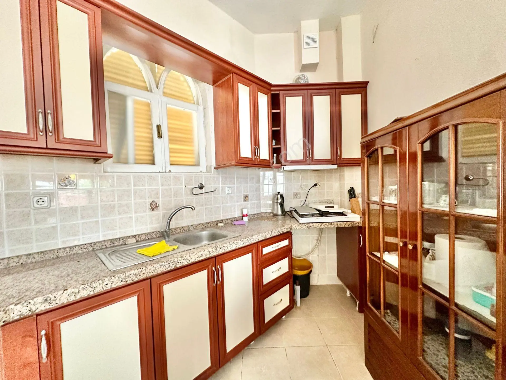 Ay Emlaktanpelitköy'de Deniz Manzaralı Muhteşem Konumlu Perguleli Verandalı Doğalgazlı 4+1 Villa — fotoğraf 4