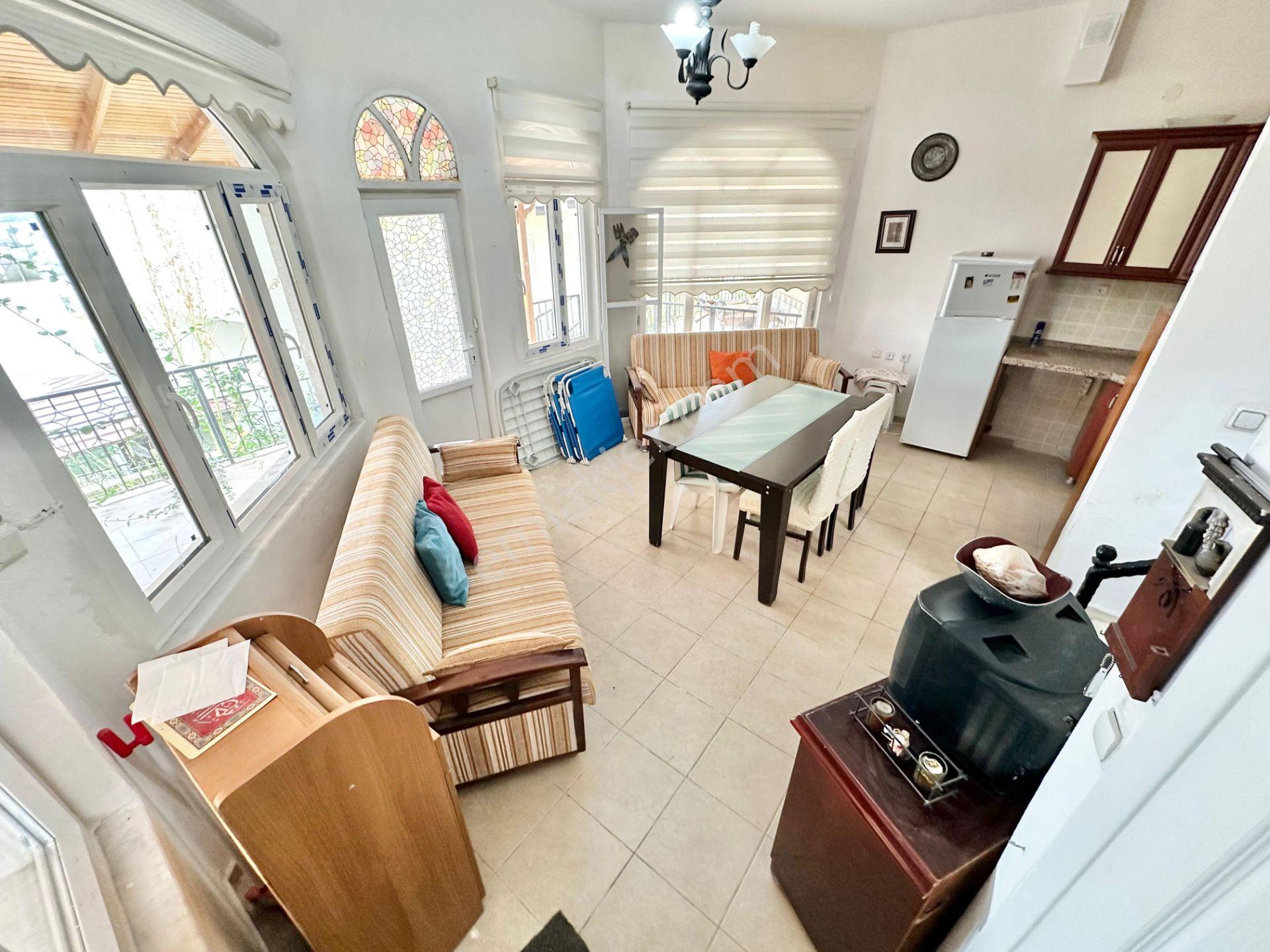 Ay Emlaktanpelitköy'de Deniz Manzaralı Muhteşem Konumlu Perguleli Verandalı Doğalgazlı 4+1 Villa — fotoğraf 6