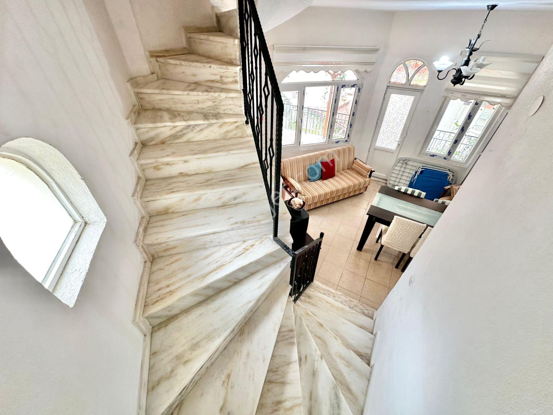 Ay Emlaktanpelitköy'de Deniz Manzaralı Muhteşem Konumlu Perguleli Verandalı Doğalgazlı 4+1 Villa — fotoğraf 7