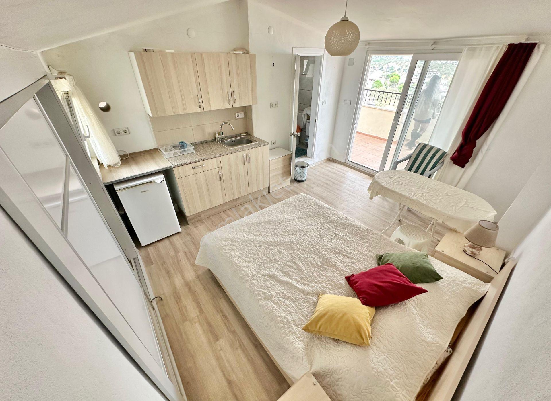 Ay Emlaktanpelitköy'de Deniz Manzaralı Muhteşem Konumlu Perguleli Verandalı Doğalgazlı 4+1 Villa — fotoğraf 13