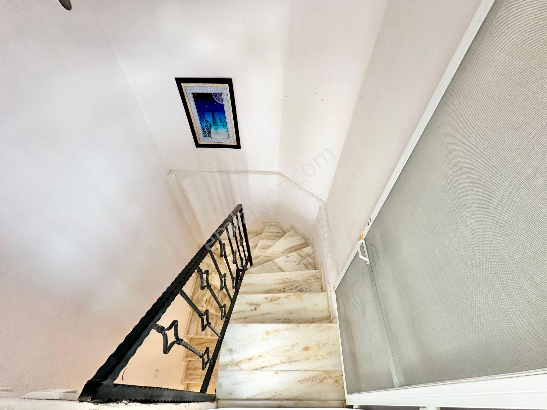 Ay Emlaktanpelitköy'de Deniz Manzaralı Muhteşem Konumlu Perguleli Verandalı Doğalgazlı 4+1 Villa — fotoğraf 16