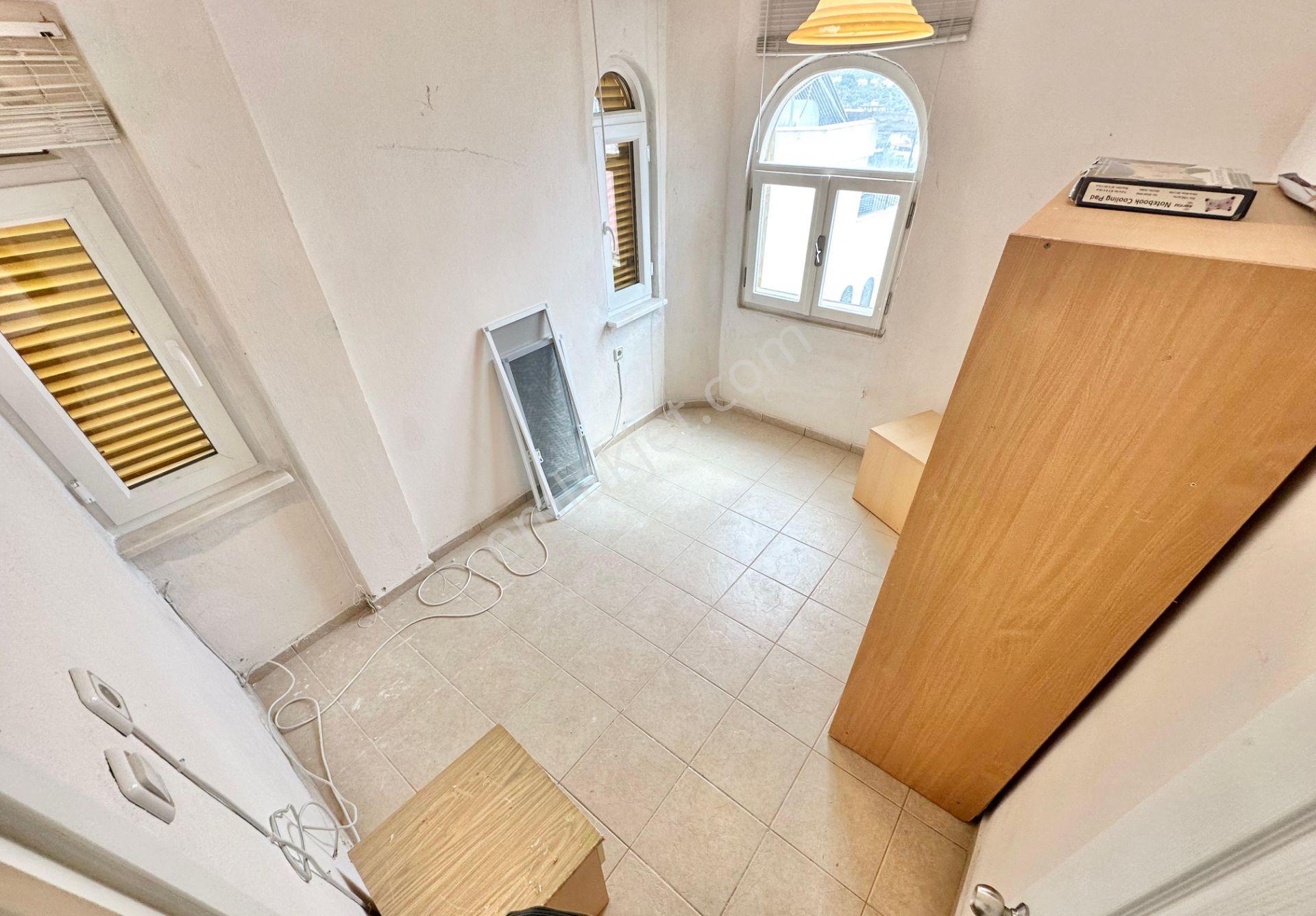 Ay Emlaktanpelitköy'de Deniz Manzaralı Muhteşem Konumlu Perguleli Verandalı Doğalgazlı 4+1 Villa — fotoğraf 17