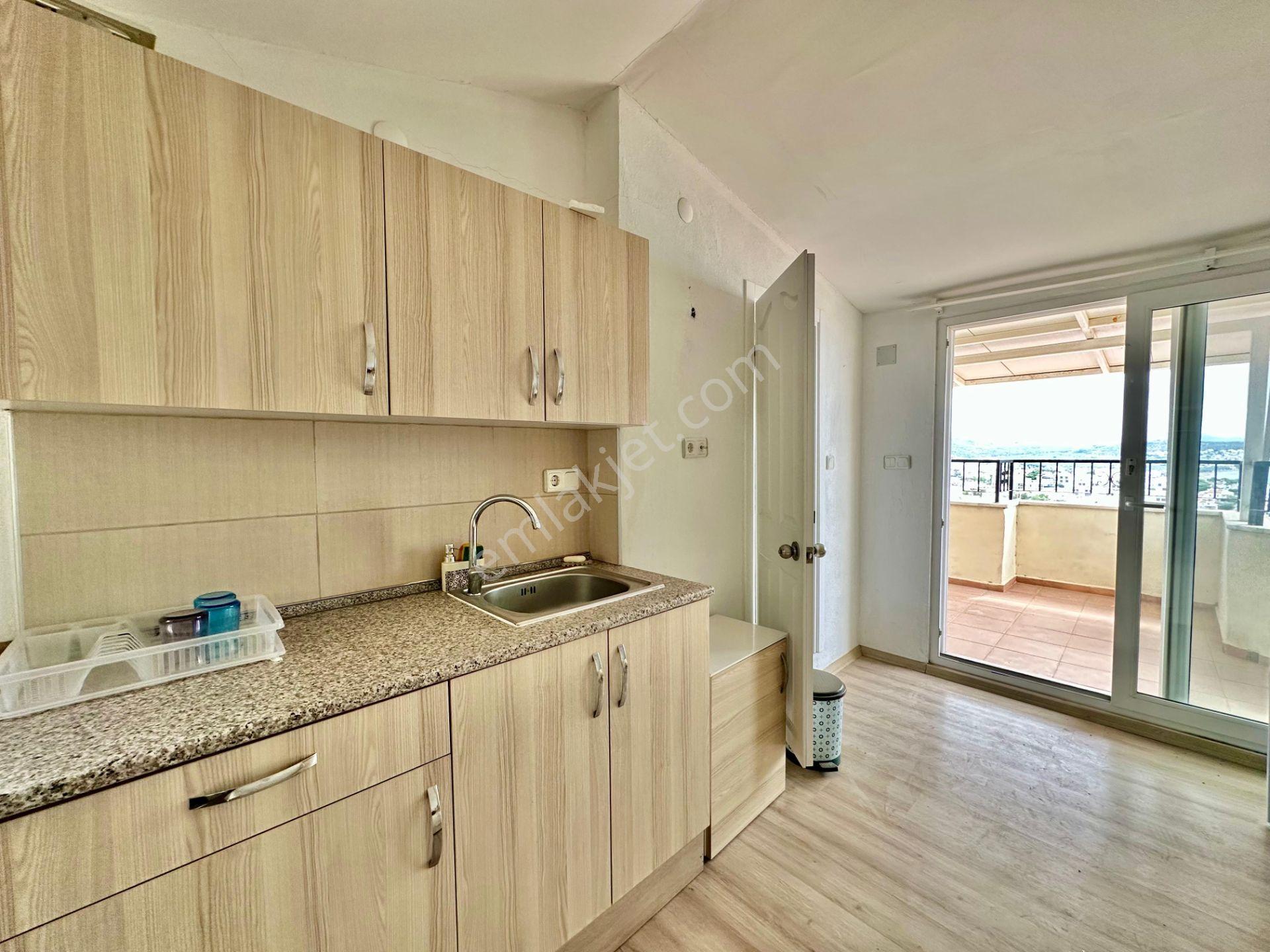 Ay Emlaktanpelitköy'de Deniz Manzaralı Muhteşem Konumlu Perguleli Verandalı Doğalgazlı 4+1 Villa — fotoğraf 21