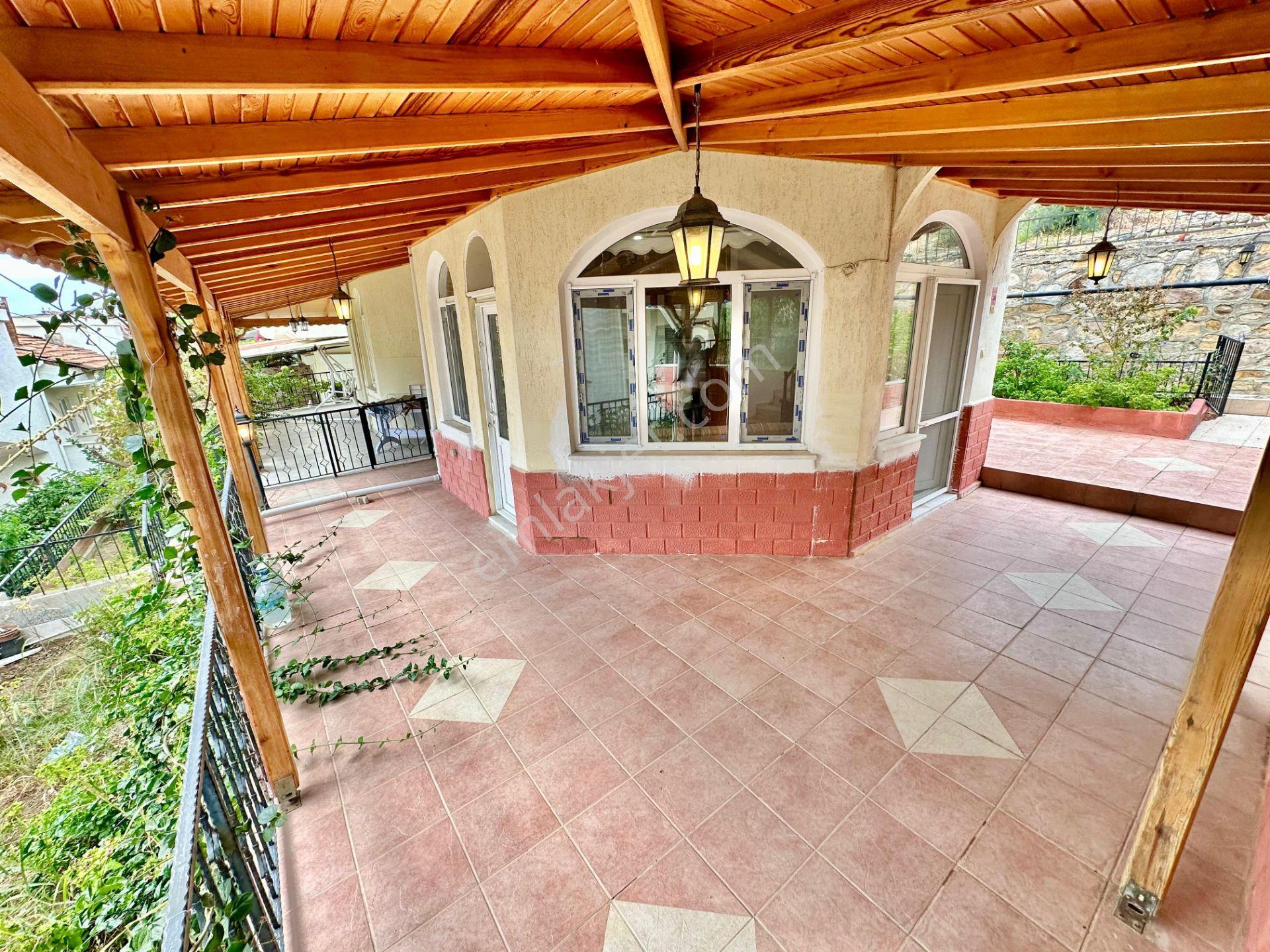 Ay Emlaktanpelitköy'de Deniz Manzaralı Muhteşem Konumlu Perguleli Verandalı Doğalgazlı 4+1 Villa — fotoğraf 26