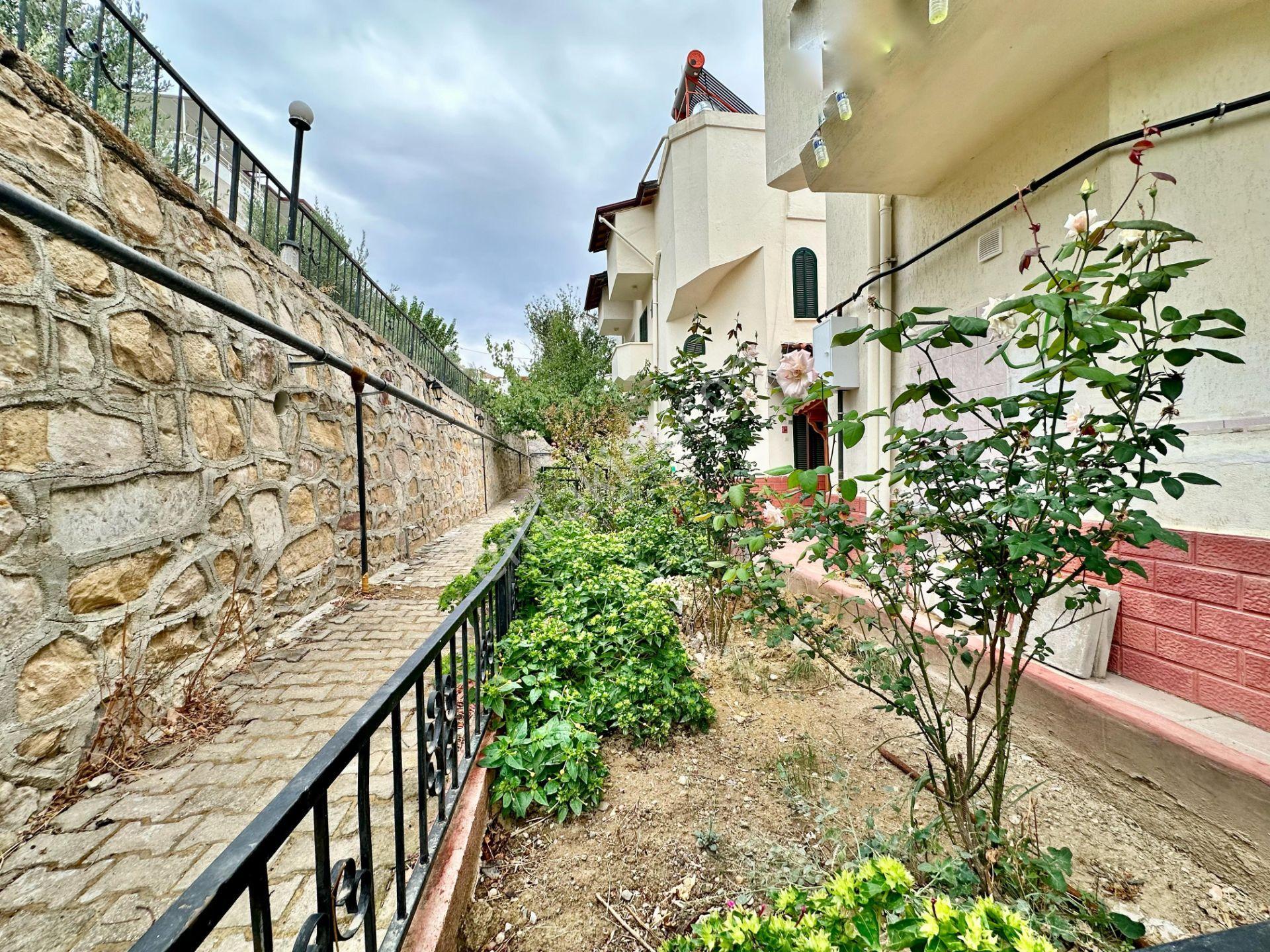 Ay Emlaktanpelitköy'de Deniz Manzaralı Muhteşem Konumlu Perguleli Verandalı Doğalgazlı 4+1 Villa — fotoğraf 30