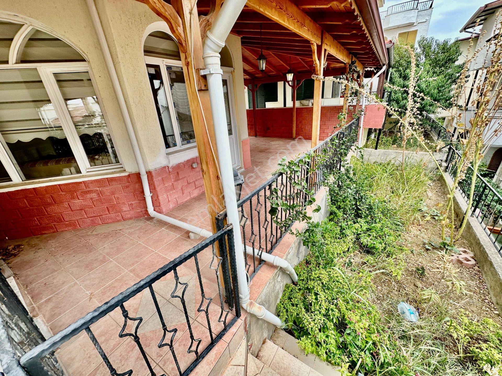 Ay Emlaktanpelitköy'de Deniz Manzaralı Muhteşem Konumlu Perguleli Verandalı Doğalgazlı 4+1 Villa — fotoğraf 32