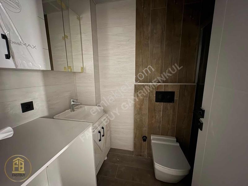 Bornova Ege Üni Yakını Büyük Balkonlu Köşe 1+1 Satılık Daire — fotoğraf 5