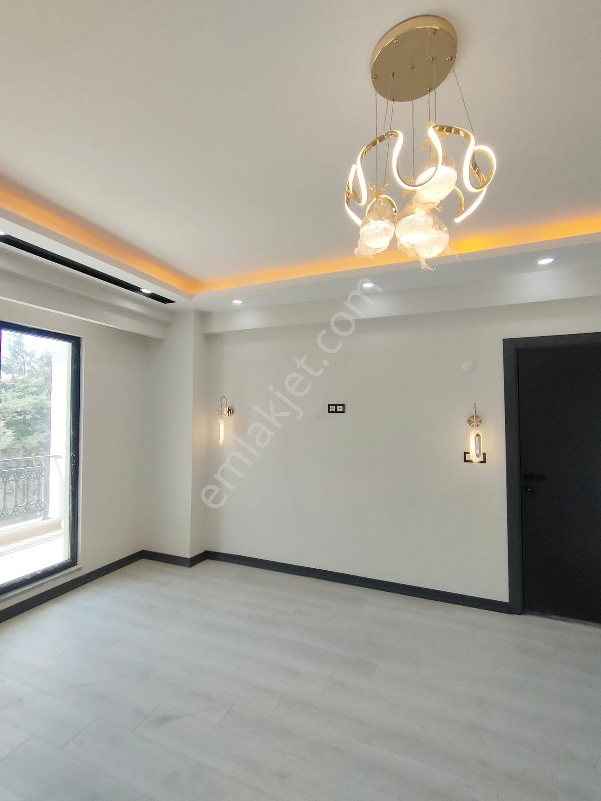 Famili'den Acil Satılık! Yunus Emre'de Net 92m2 Ara Kat Daire — fotoğraf 3