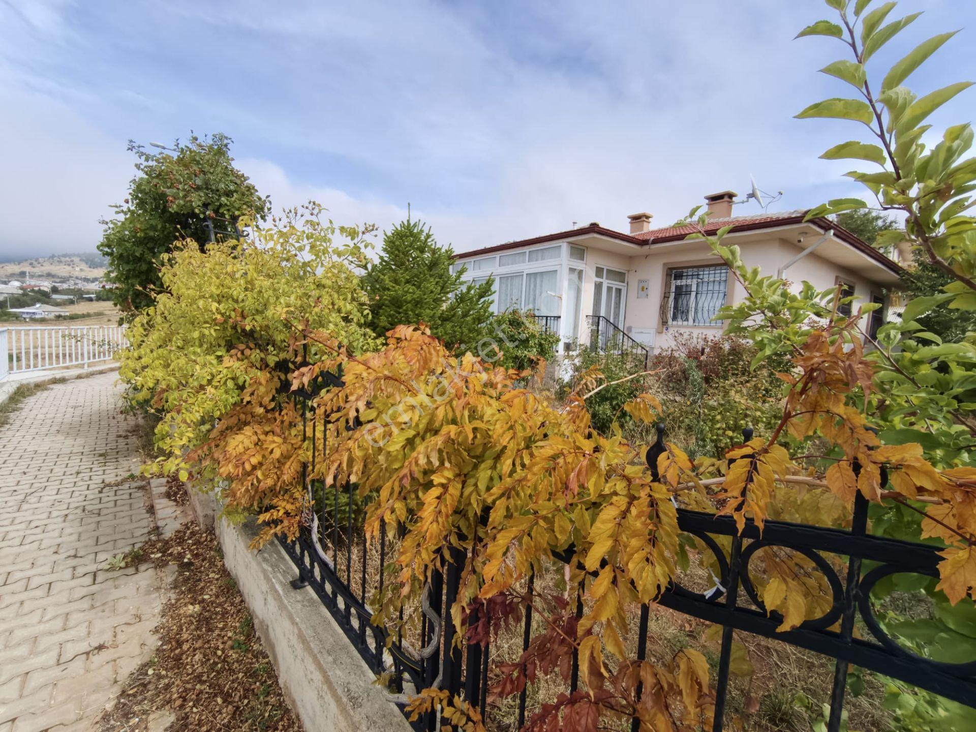 Hüyük İmrenler Mahallesinde Satılık Göl Ve Doğa Manzaralı Villa