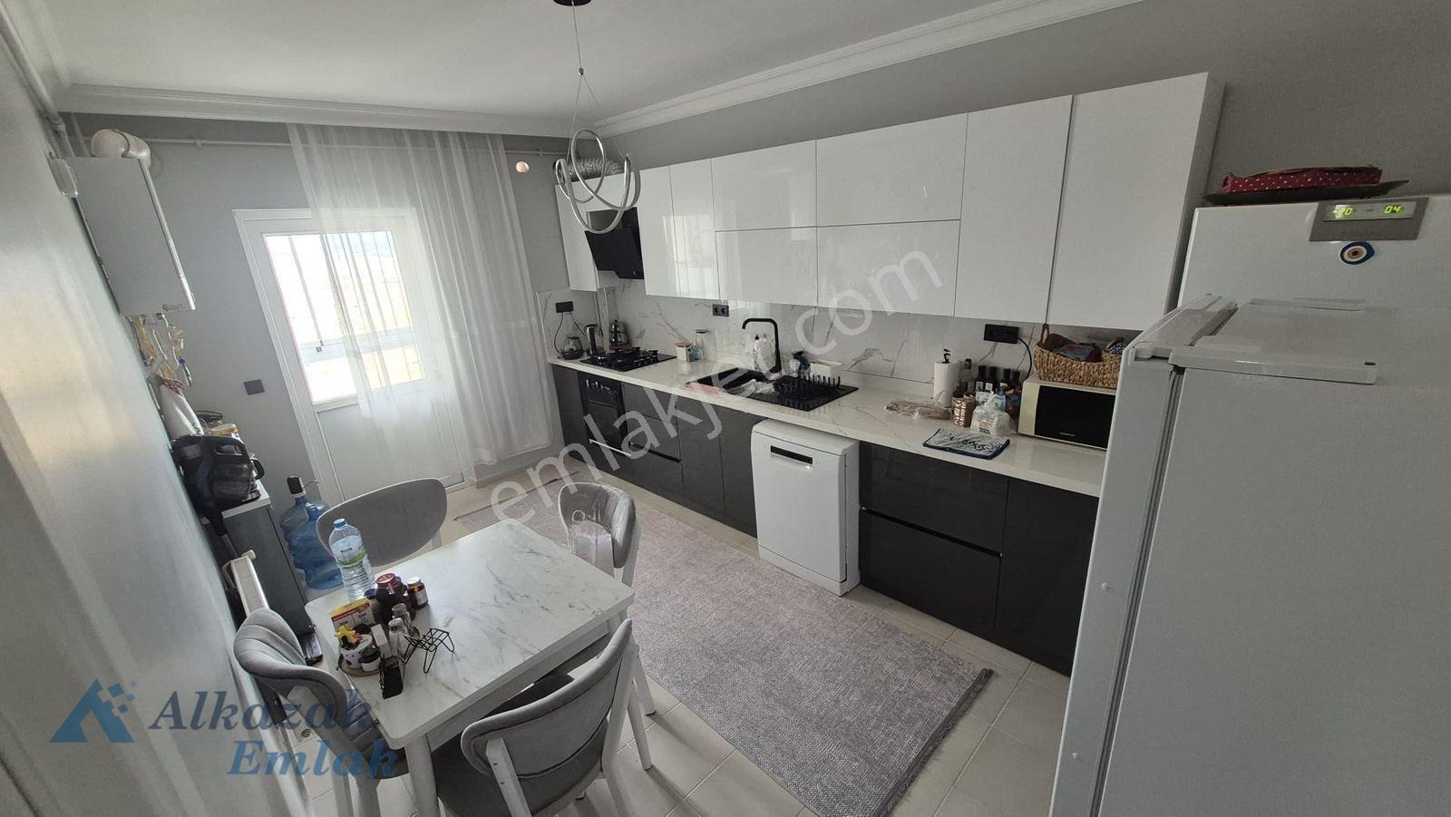 Toki Turkuazda Ck Tipi Ebeveyn Banyolu Satılık 4+1 Daire — fotoğraf 4