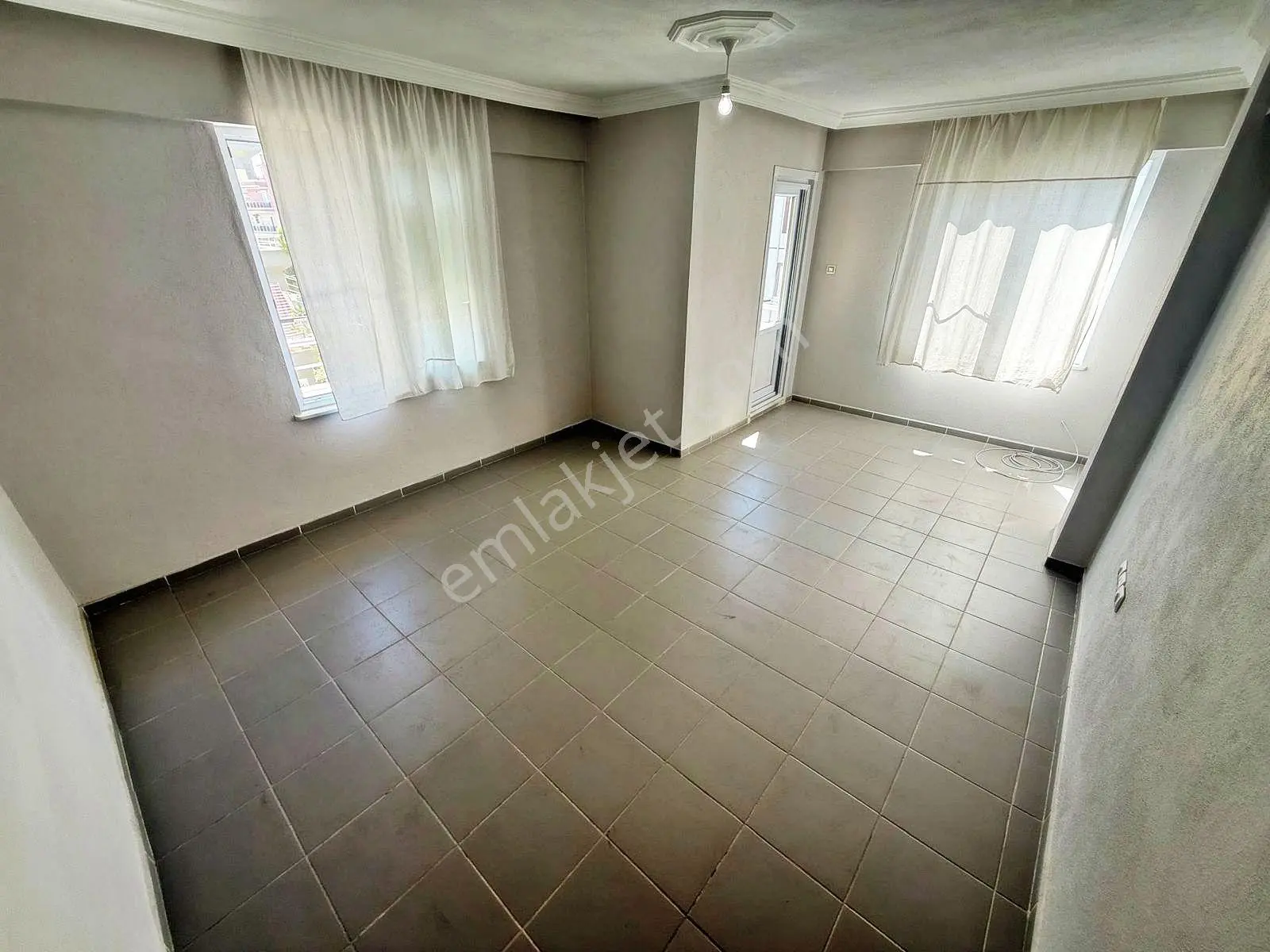 Aktif'ten Akçay'da Satılık Ön Cephe Arakat Çift Balkonlu Ferah 2+1 Daire — fotoğraf 2
