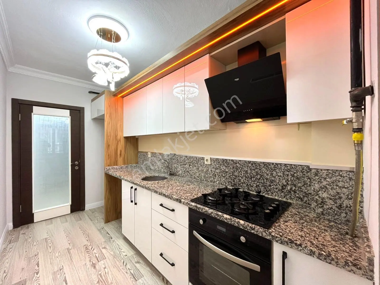 Gümüş'Den Akçay'Da Ön Cephe Arakat Şık Tasarımlı Kombili 2+1 Daire!